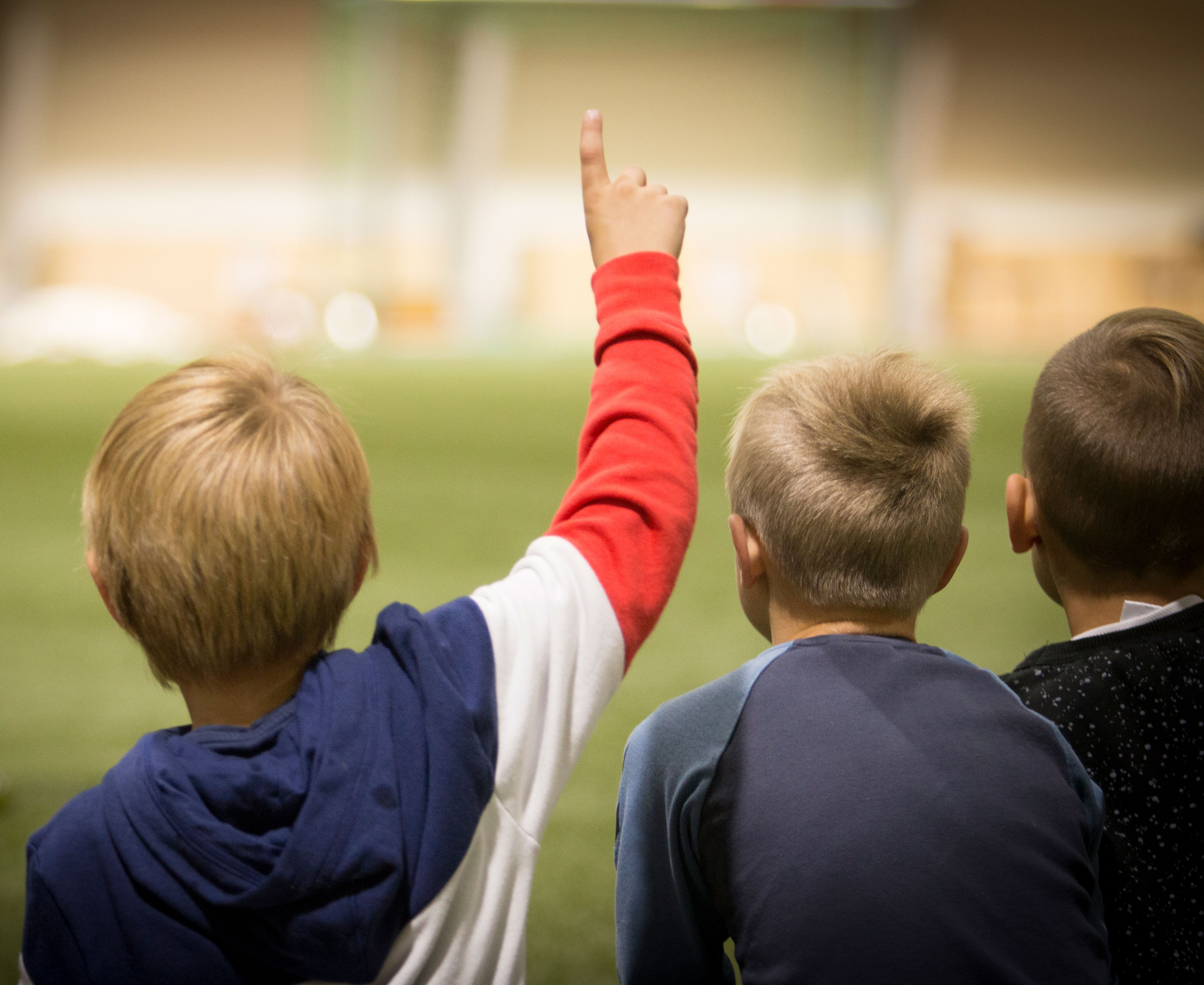 Ryggen af tre små drenge