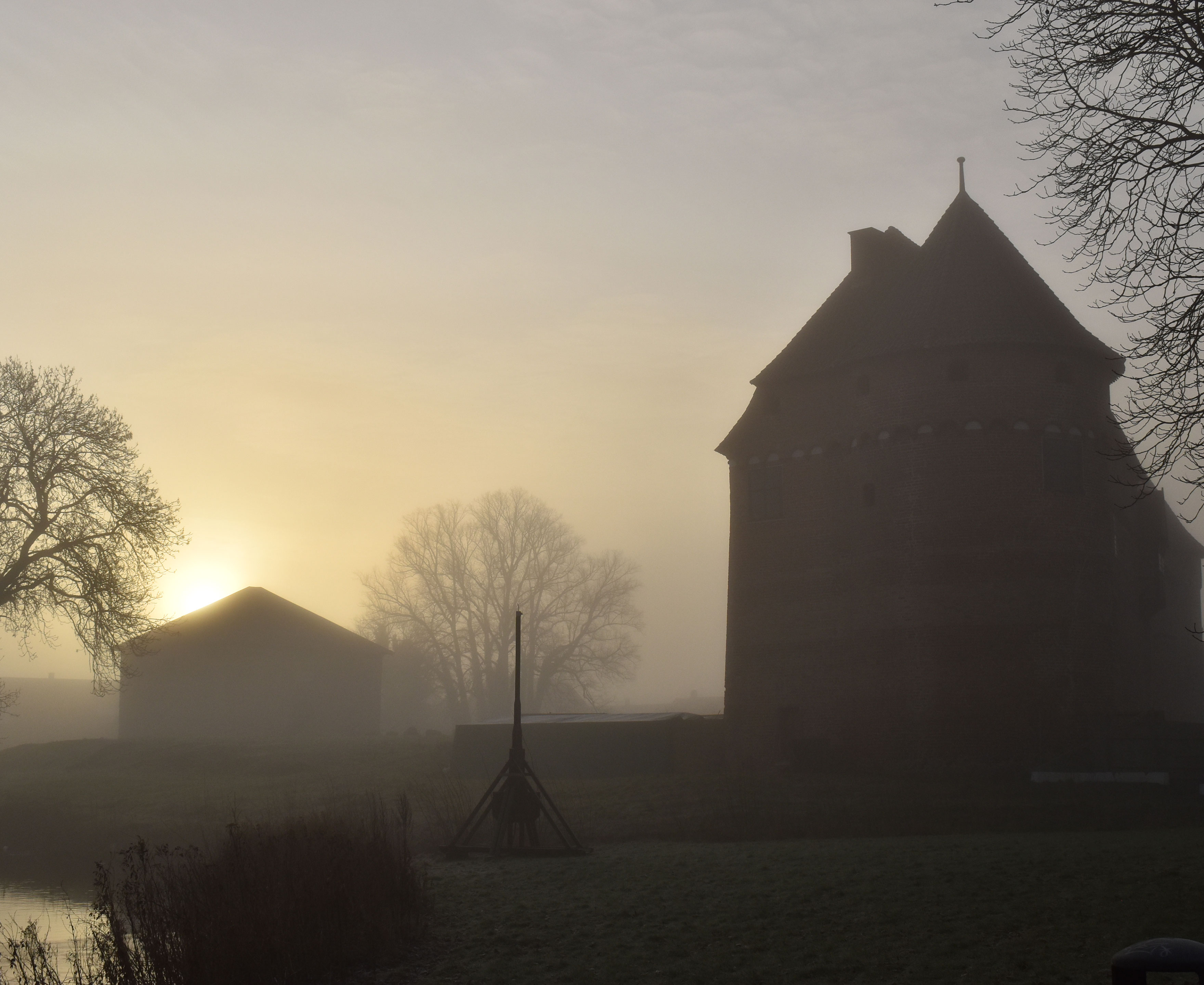 Nyborg Slot i tusmørke og tåge