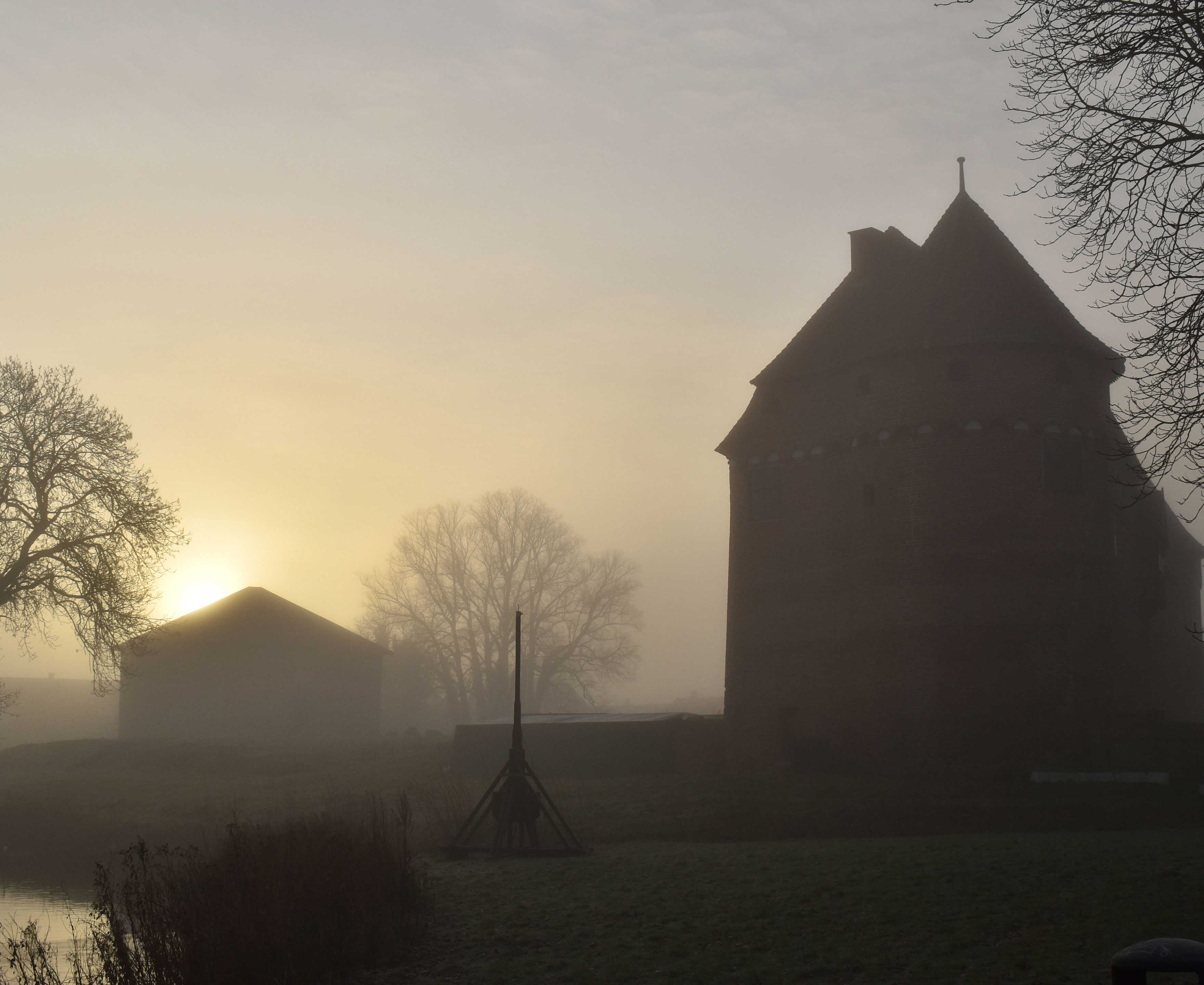 Nyborg Slot i tusmørke og tåge