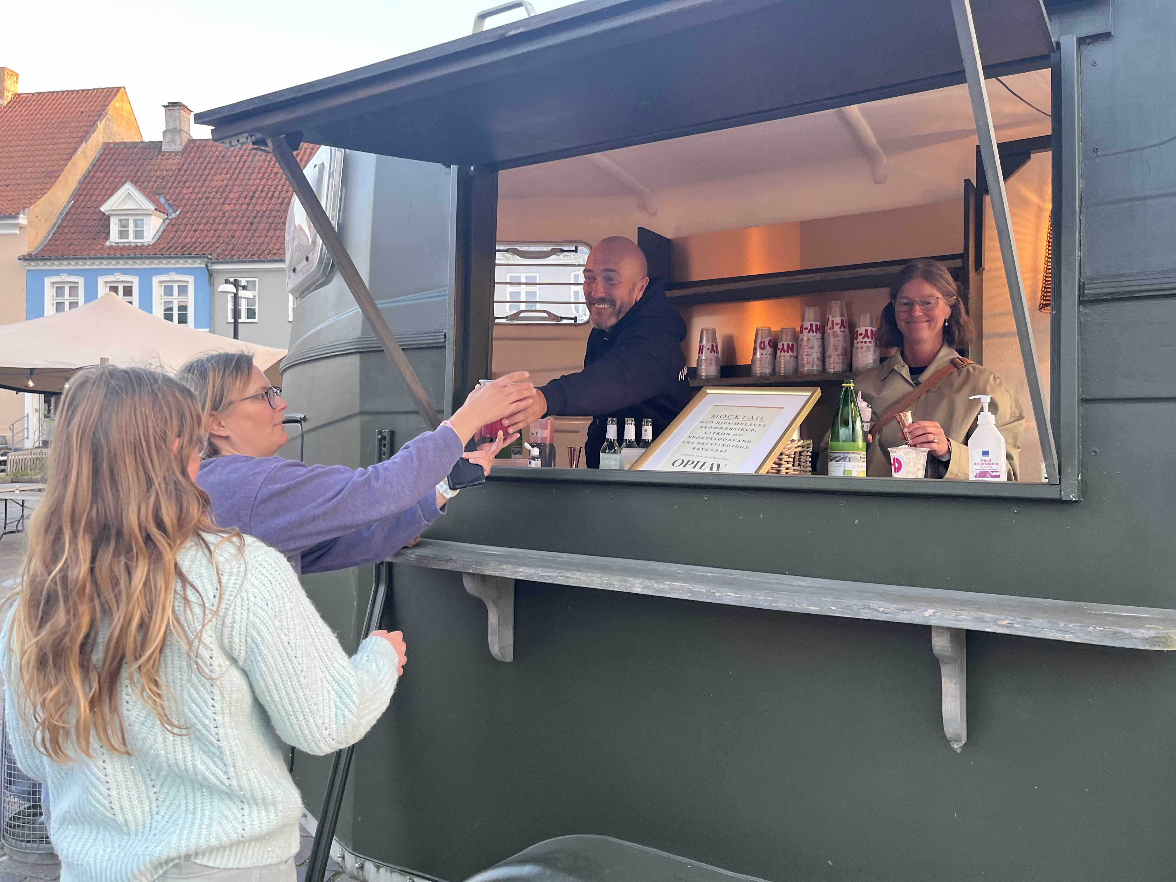 Uddeling af mocktails på Torvet il Nyd