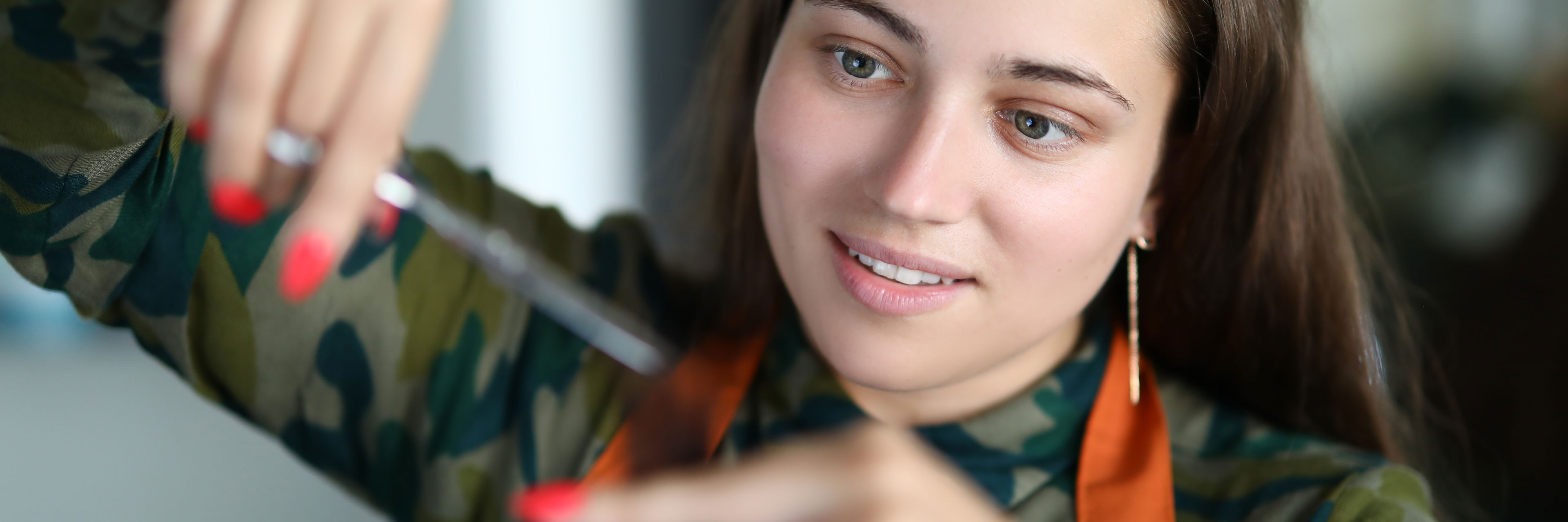 Ung pige der klipper hår