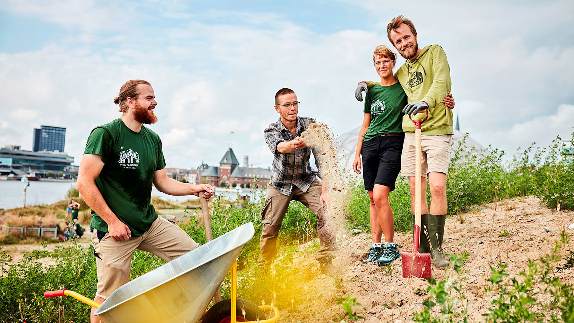 Folk der arbejder i naturen