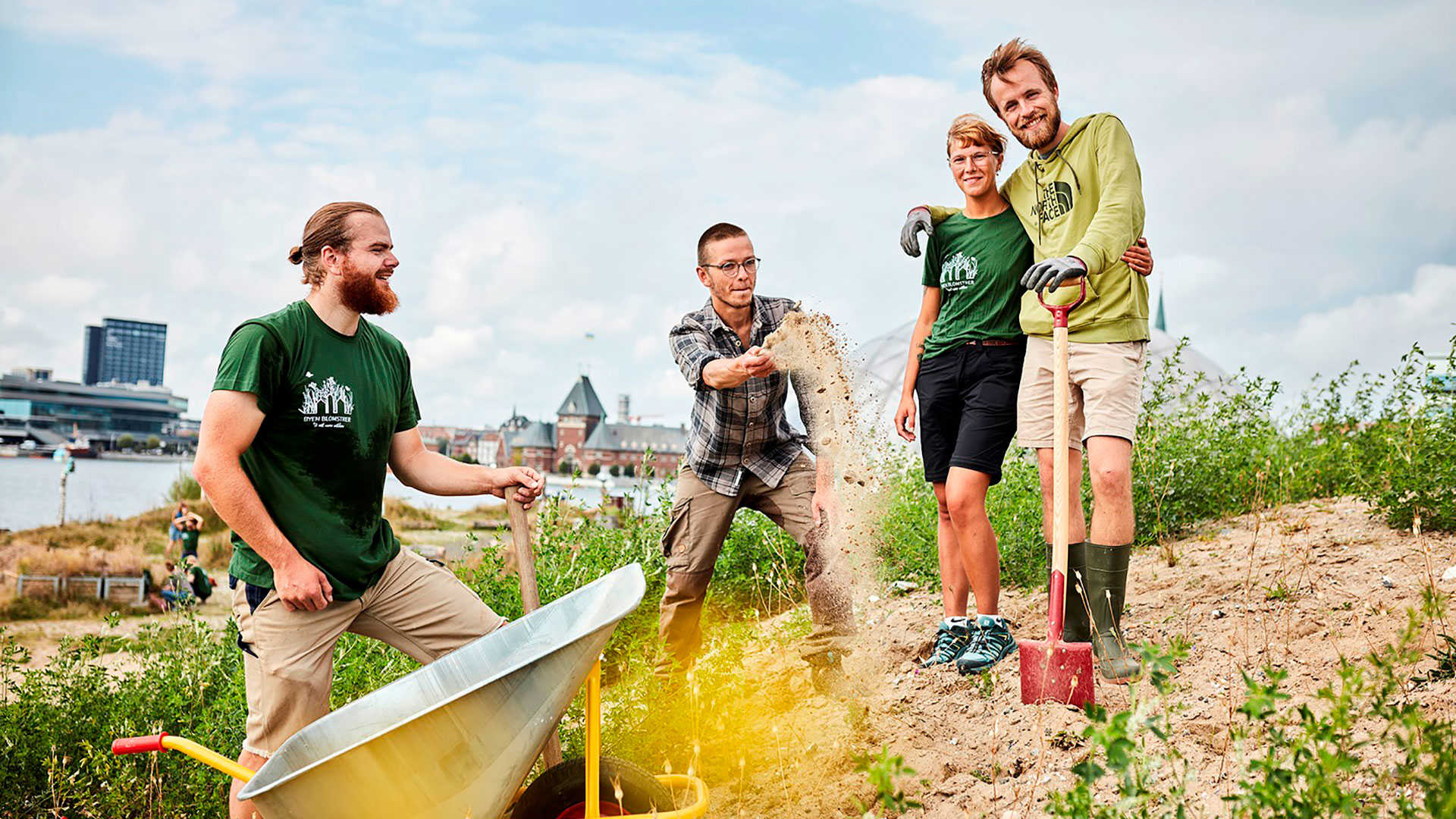 Folk der arbejder i naturen
