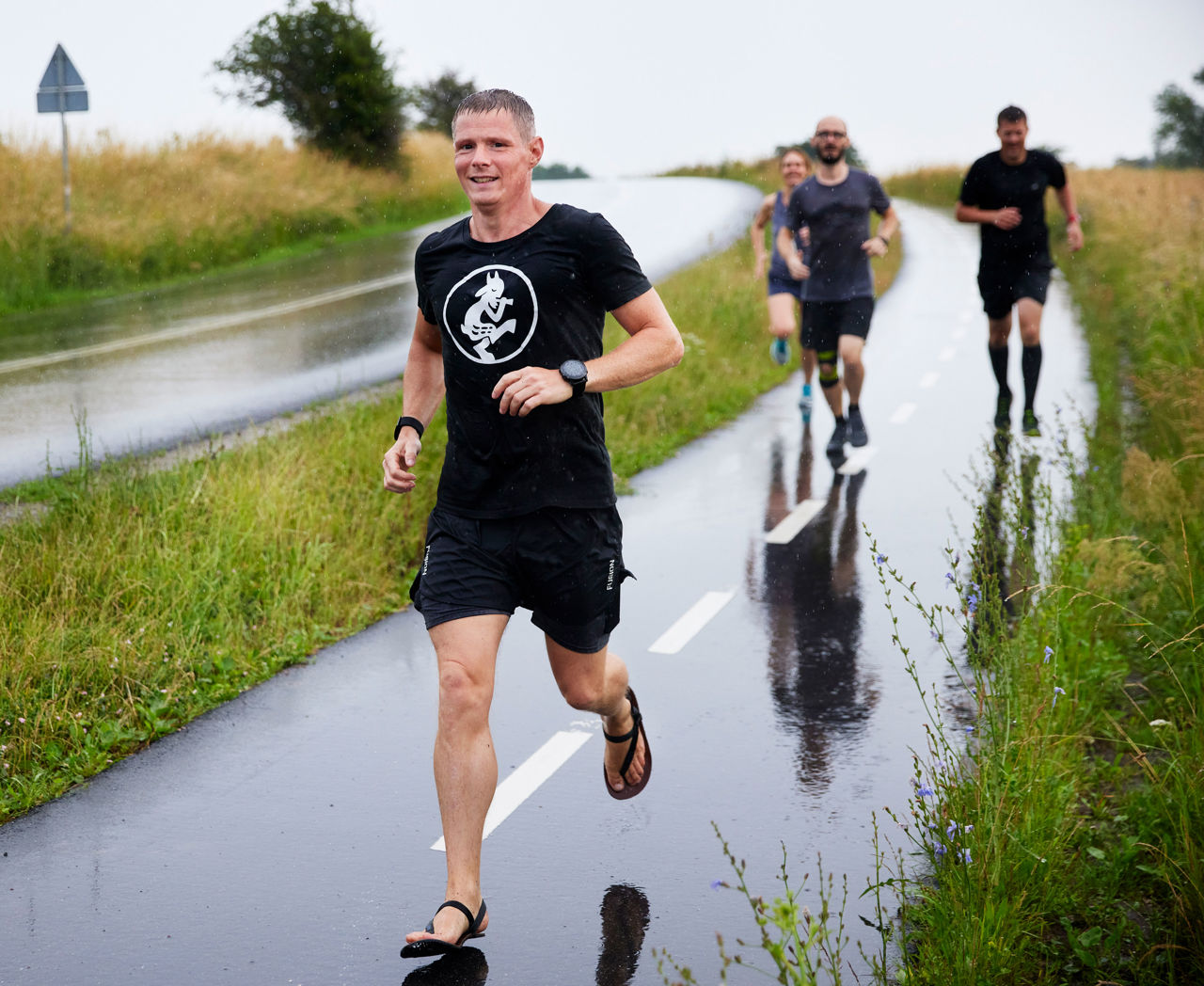 En folk mennesker der løber i naturen