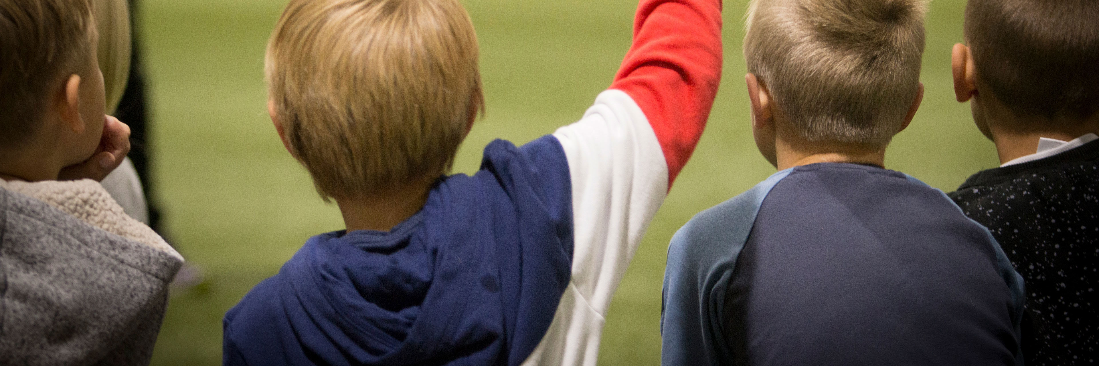 Ryggen af en flok små drenge