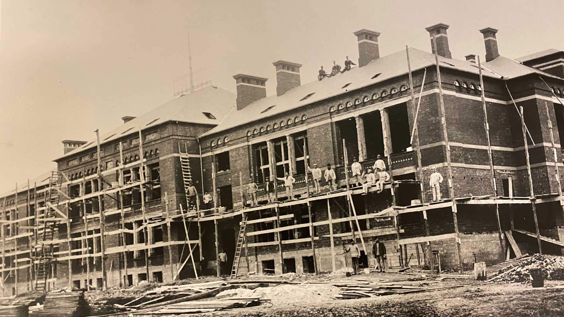 Birkhovedskolen under opbygning i 1897