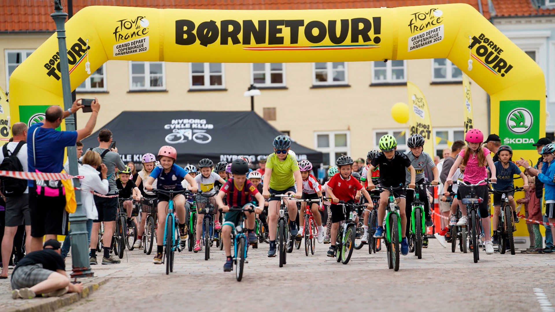 Børn der cykler til Børnetouren 2021