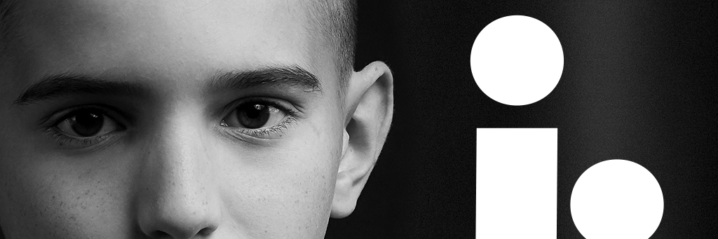 Et bekymret barneansigt 'close up'