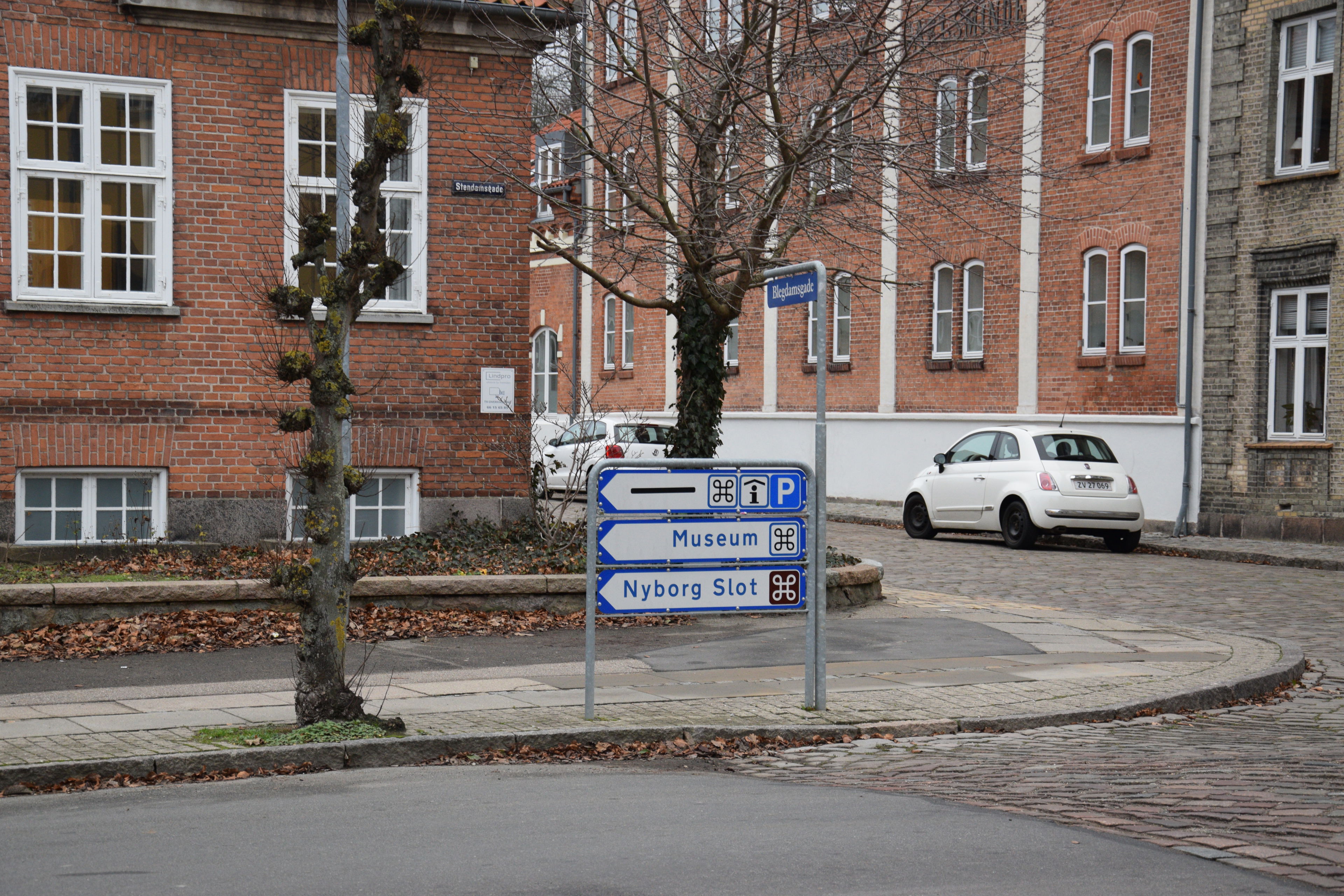 Vejskilt med ordlyden Museum, P og Nyborg Slot