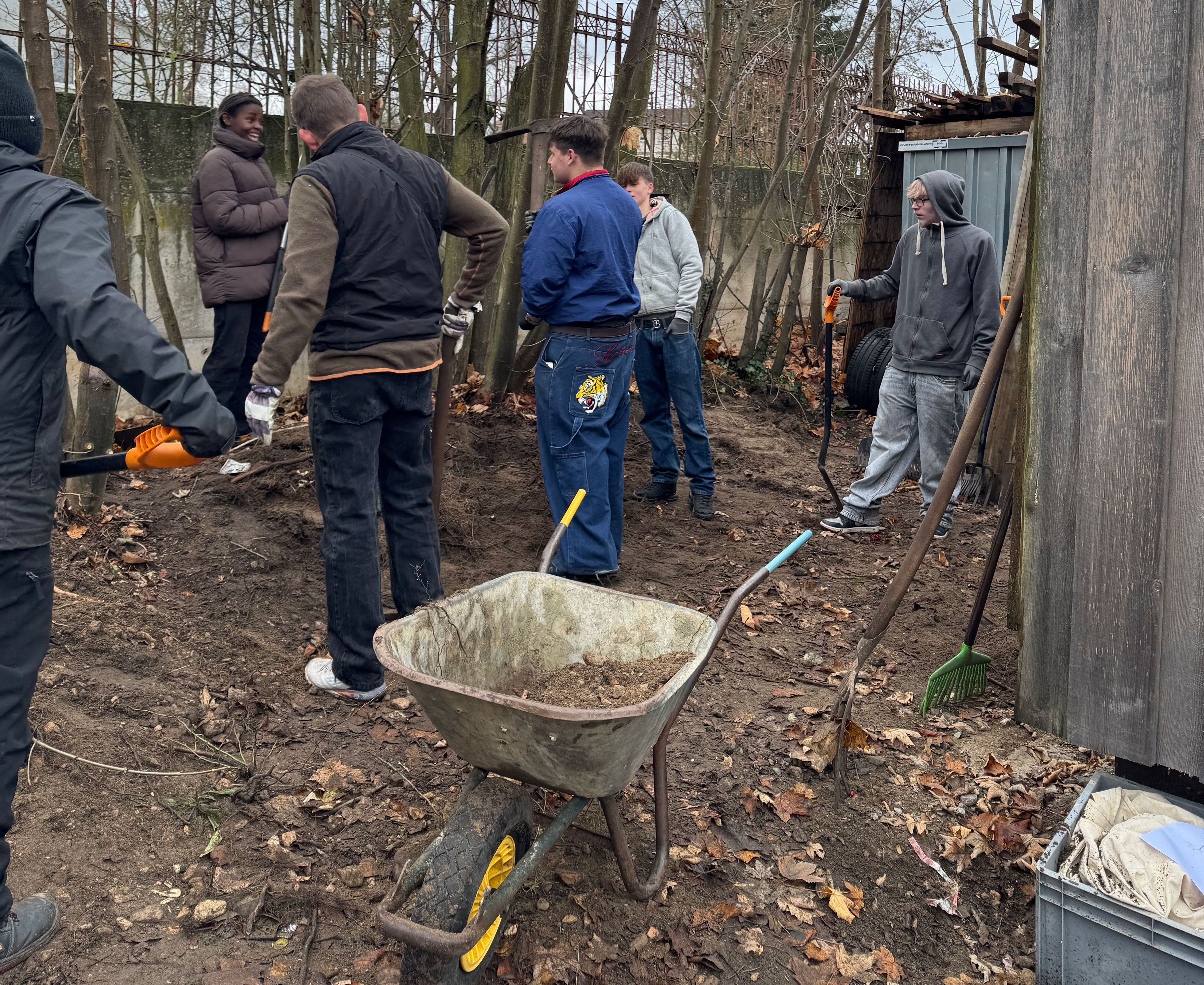 Elever udfører havearbejde på elevrejse til Strausberg i Tyskland