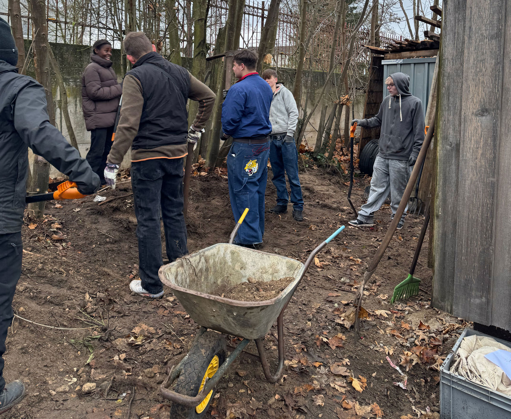 Elever udfører havearbejde på elevrejse til Strausberg i Tyskland