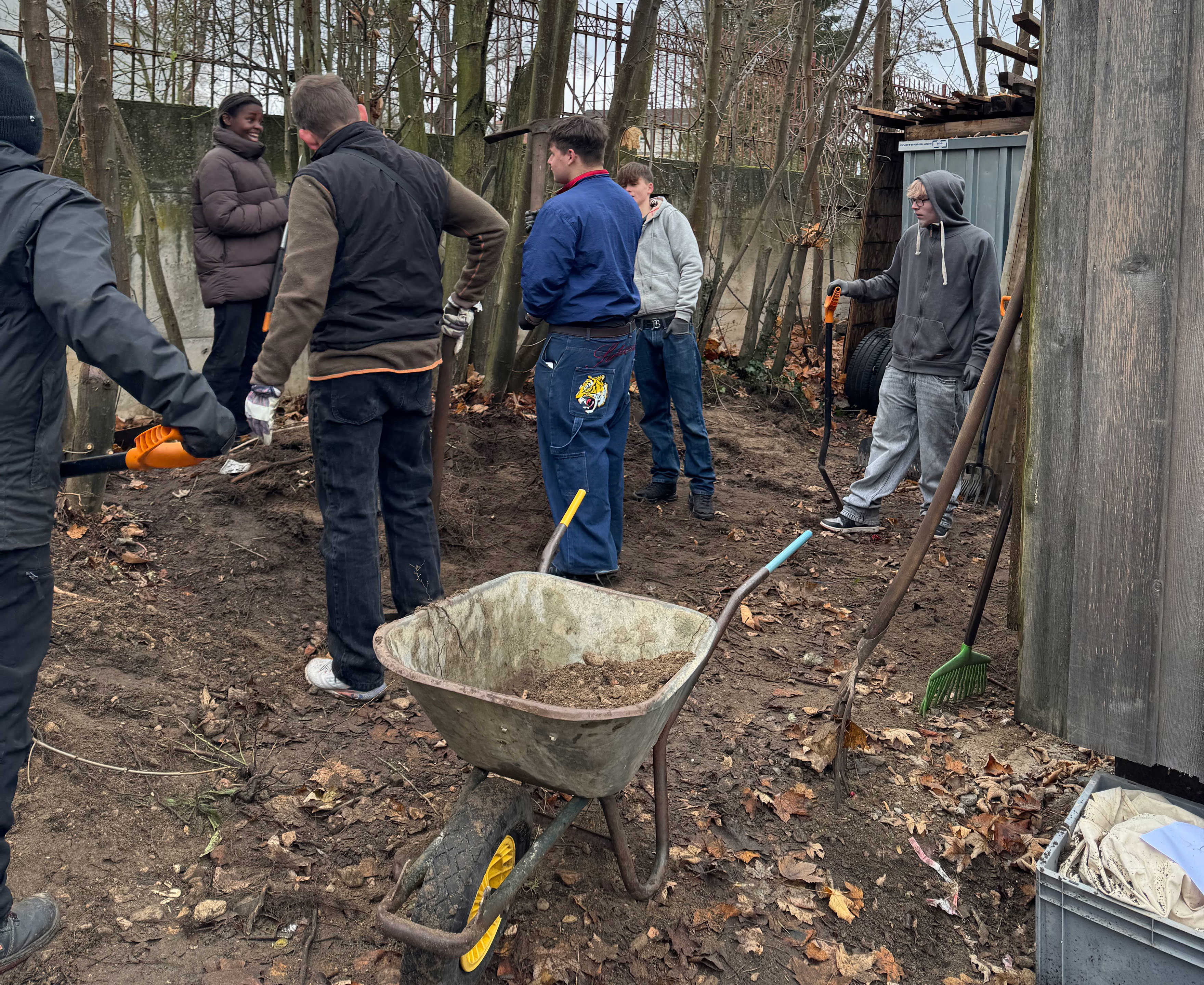 Elever udfører havearbejde på elevrejse til Strausberg i Tyskland