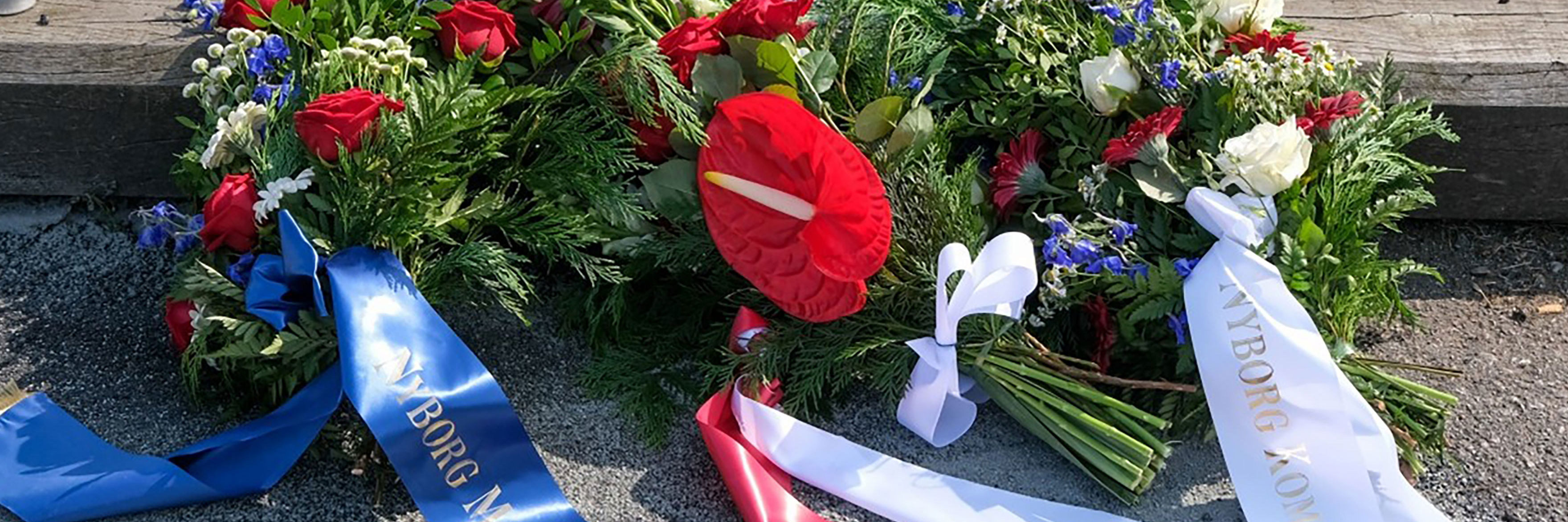 Blomster og kranse ved markering af mærkedag