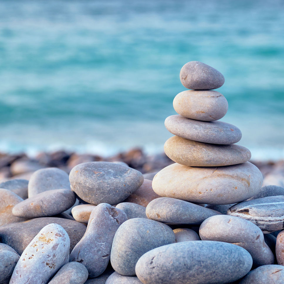 Stabel af sten på stranden