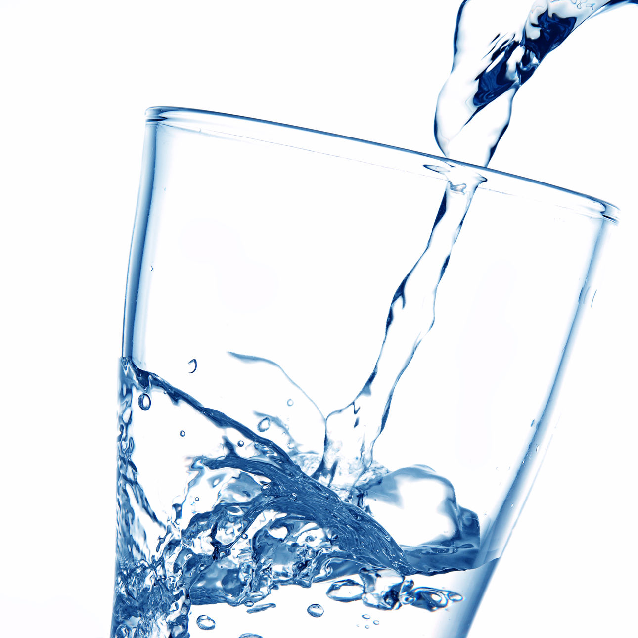 Drikkevand der hældes i et glas