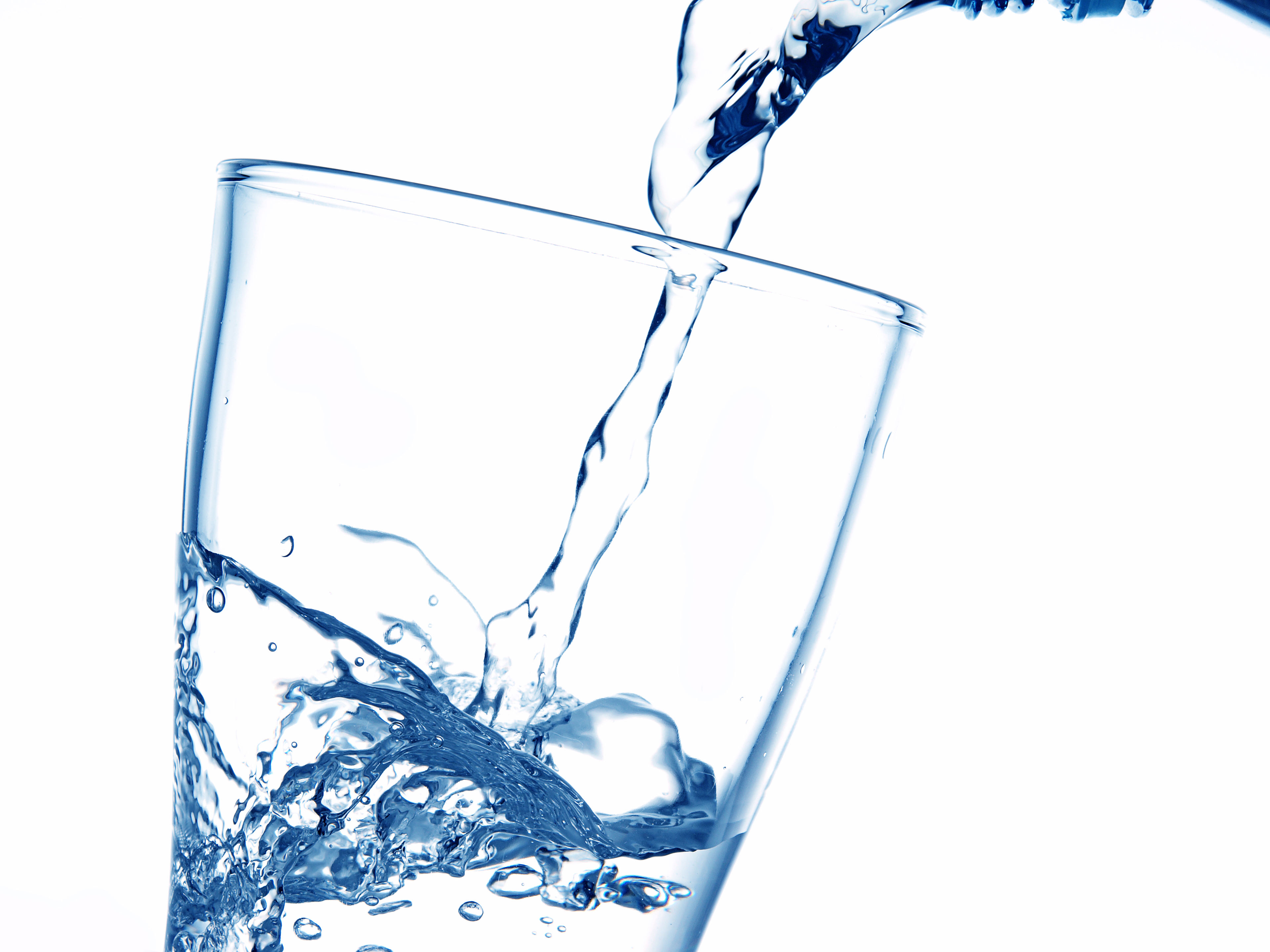Drikkevand der hældes i et glas