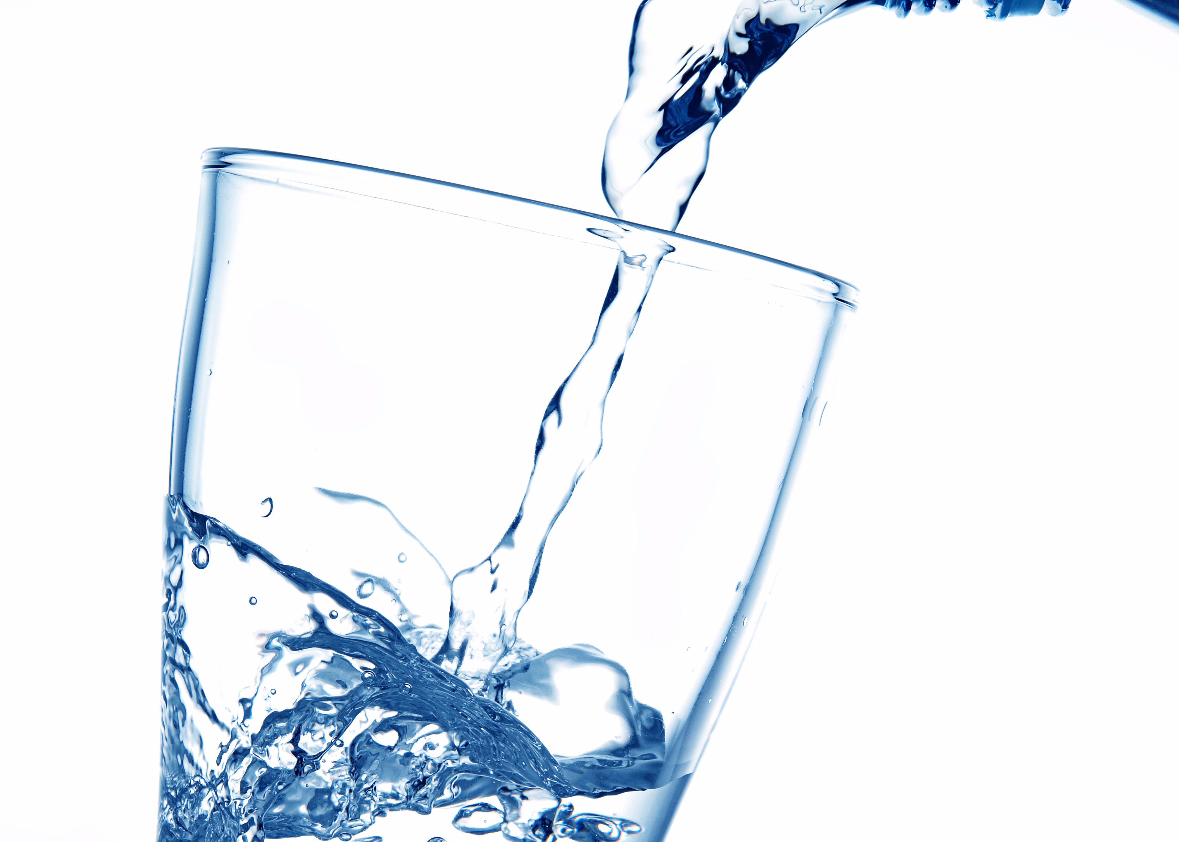 Drikkevand der hældes i et glas