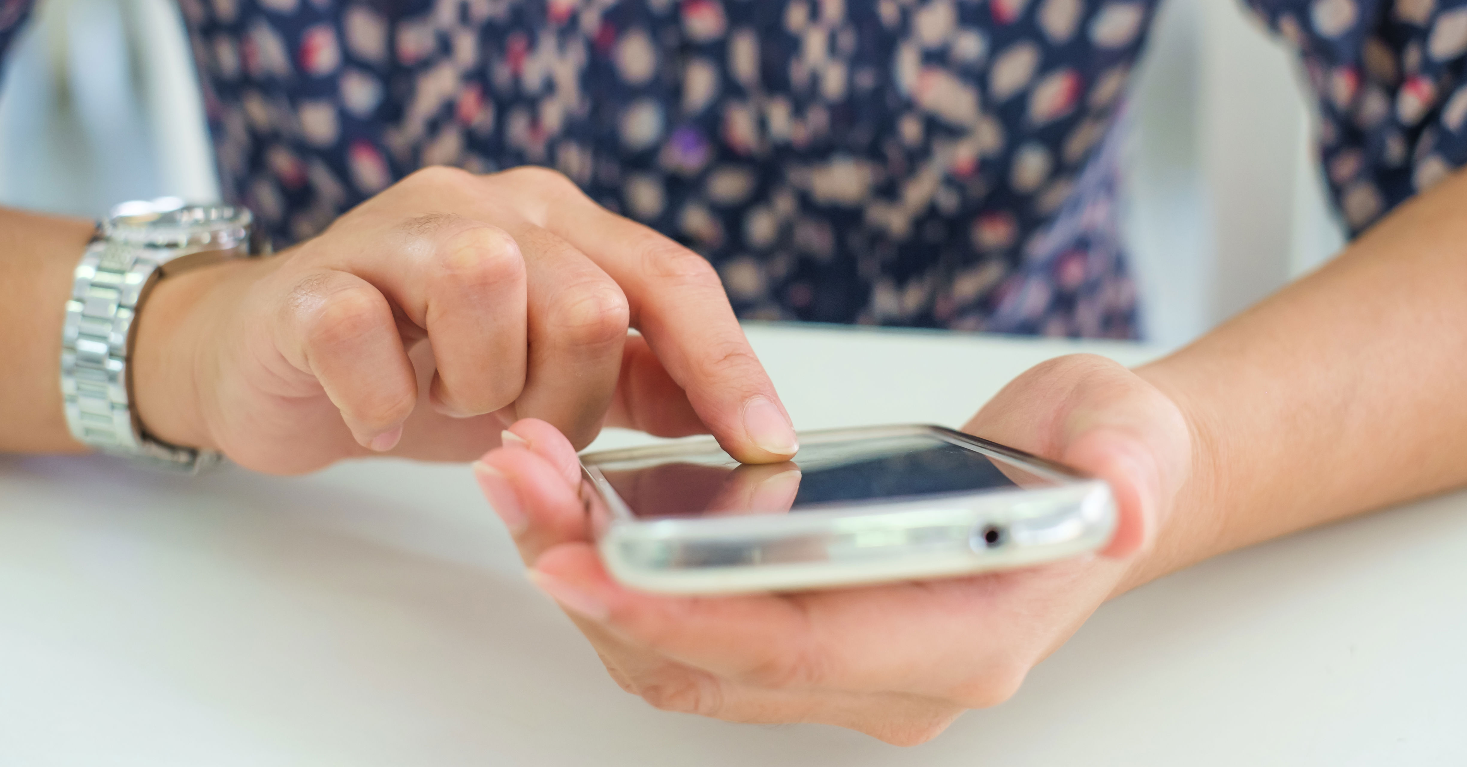 Kvinde med smartphone