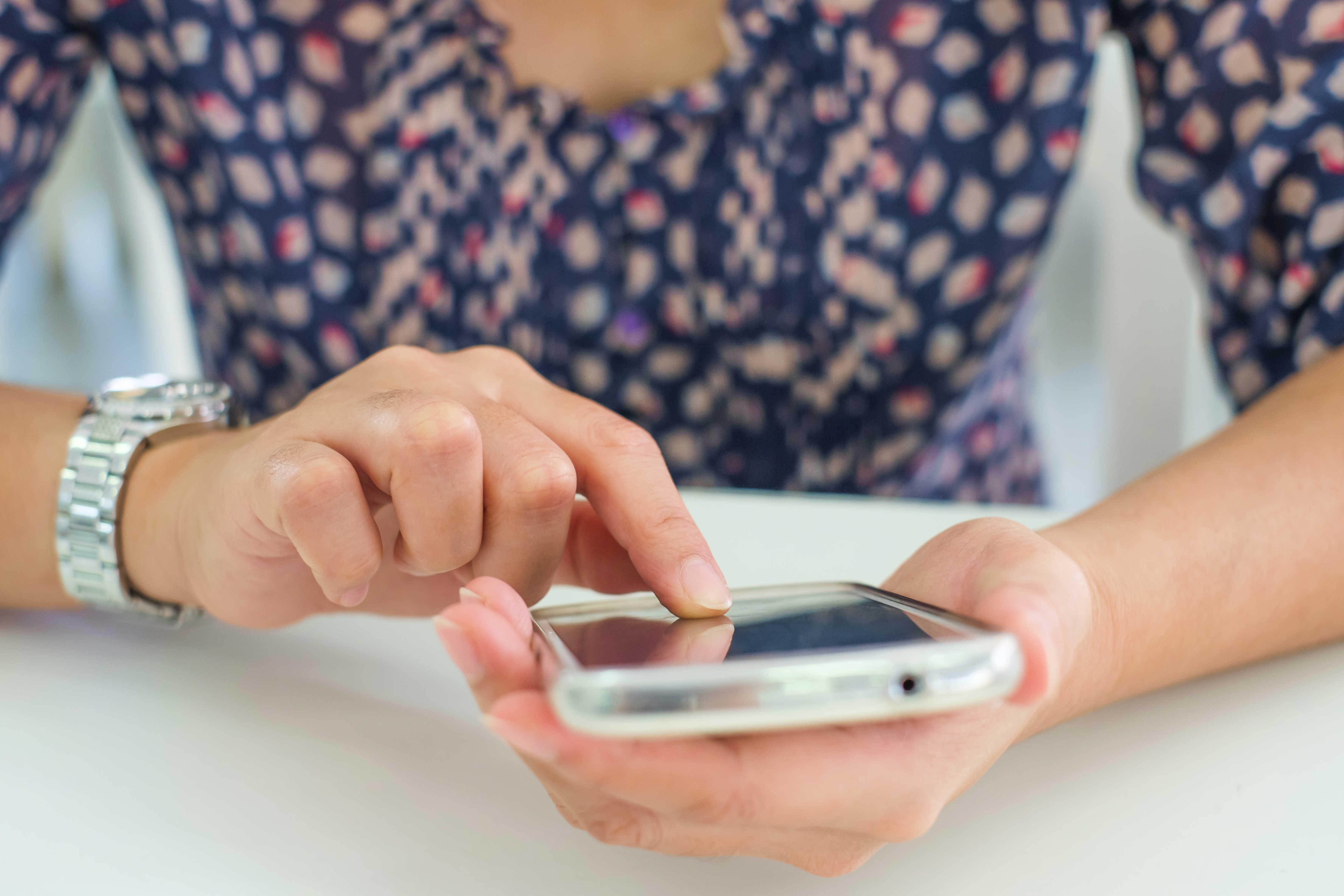 Kvinde med smartphone