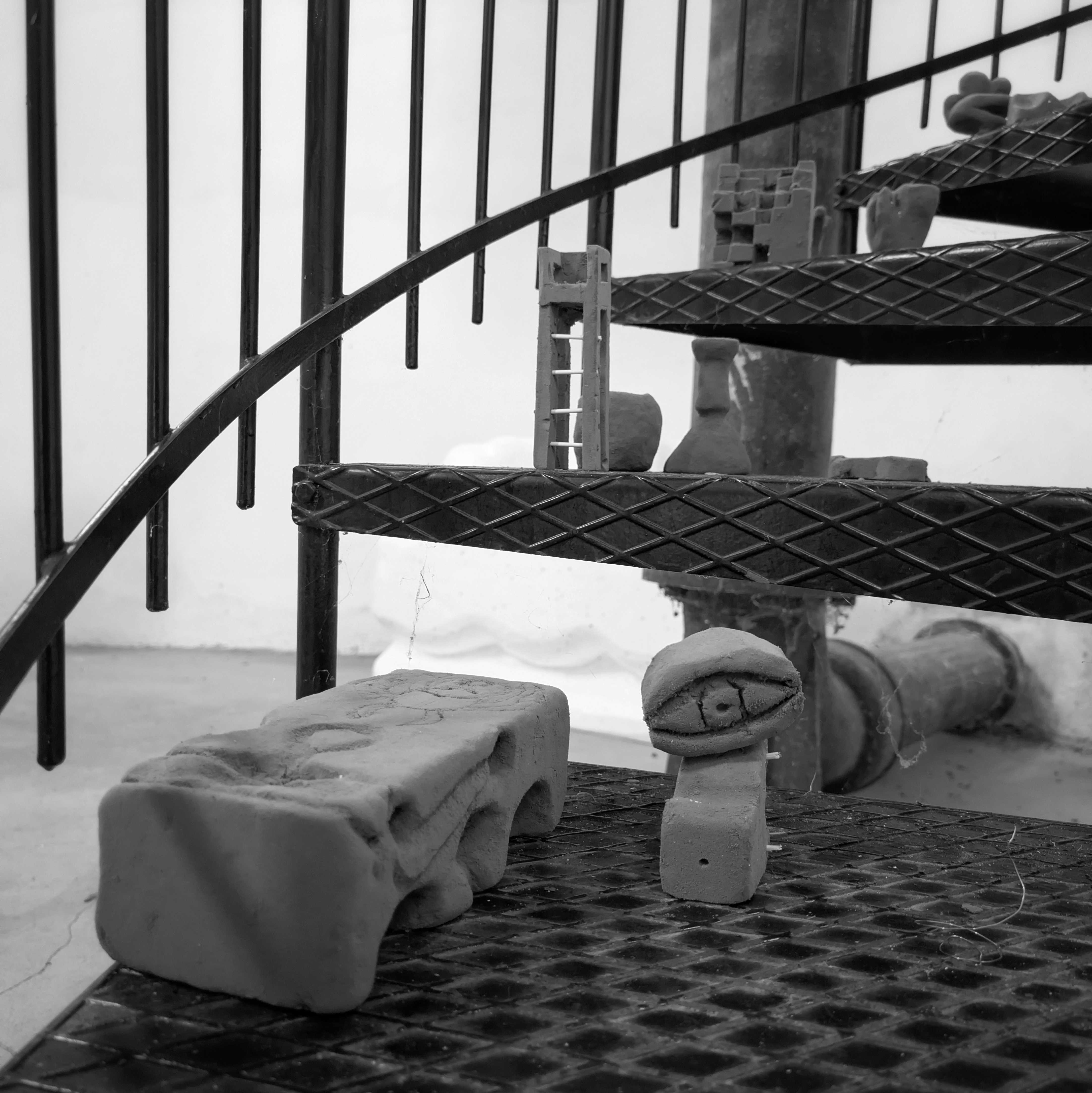 Fernisering - lerfigurer på trappen i Vandtårnet