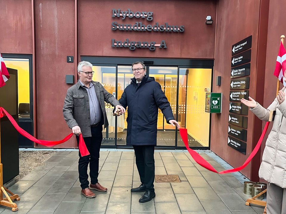 Kenneth Muhs og Jan Reimer Christiansen klipper den røde snor og åbner Nyborg Sundhedhus