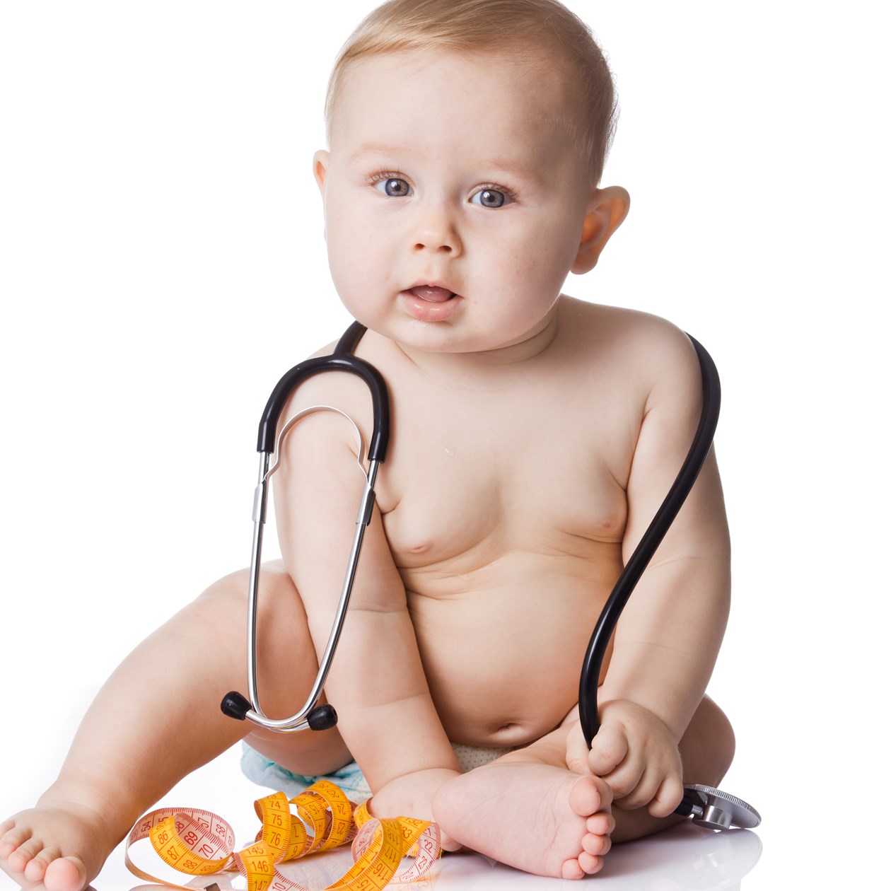 Baby med målebånd og stetoskob