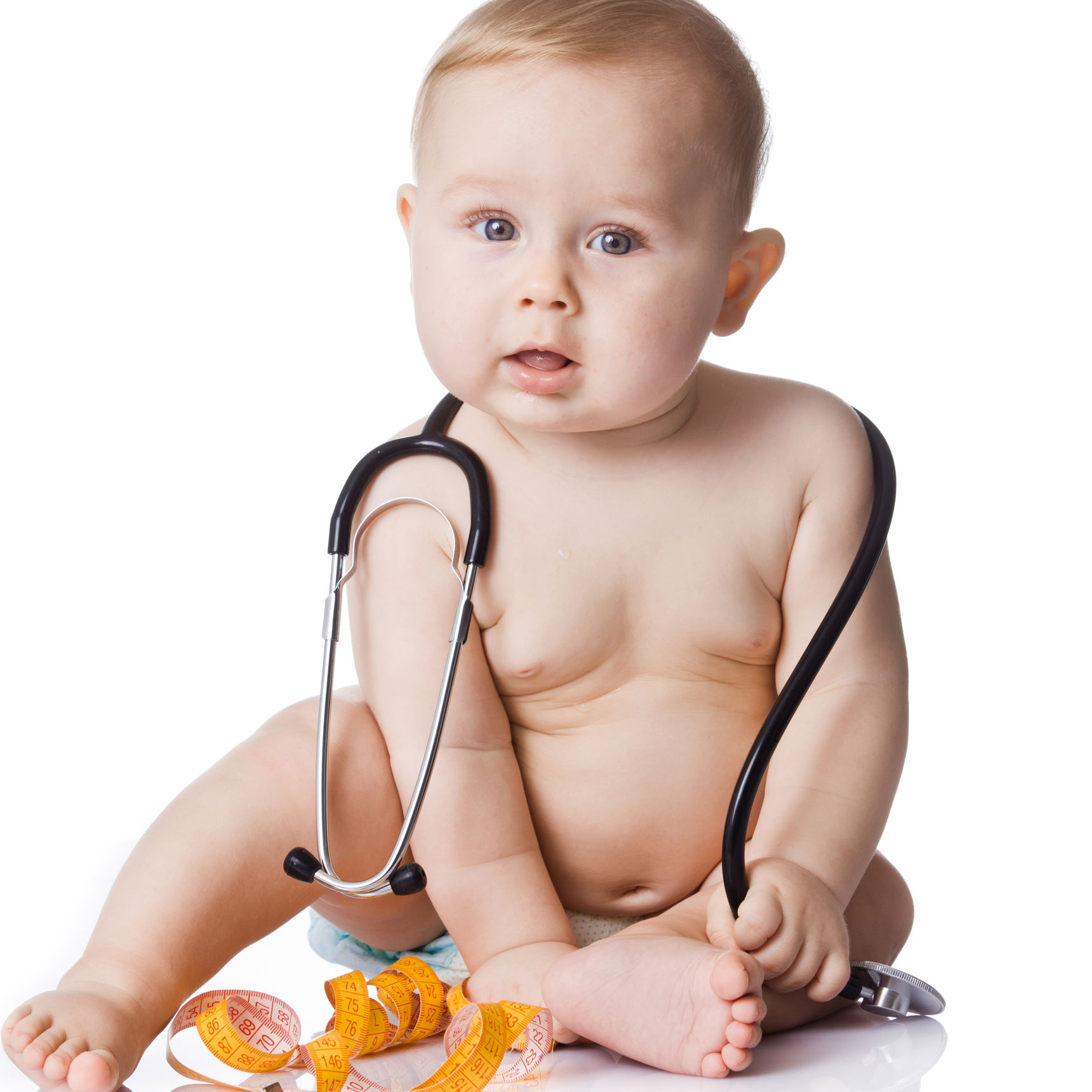 Baby med målebånd og stetoskob om halsen