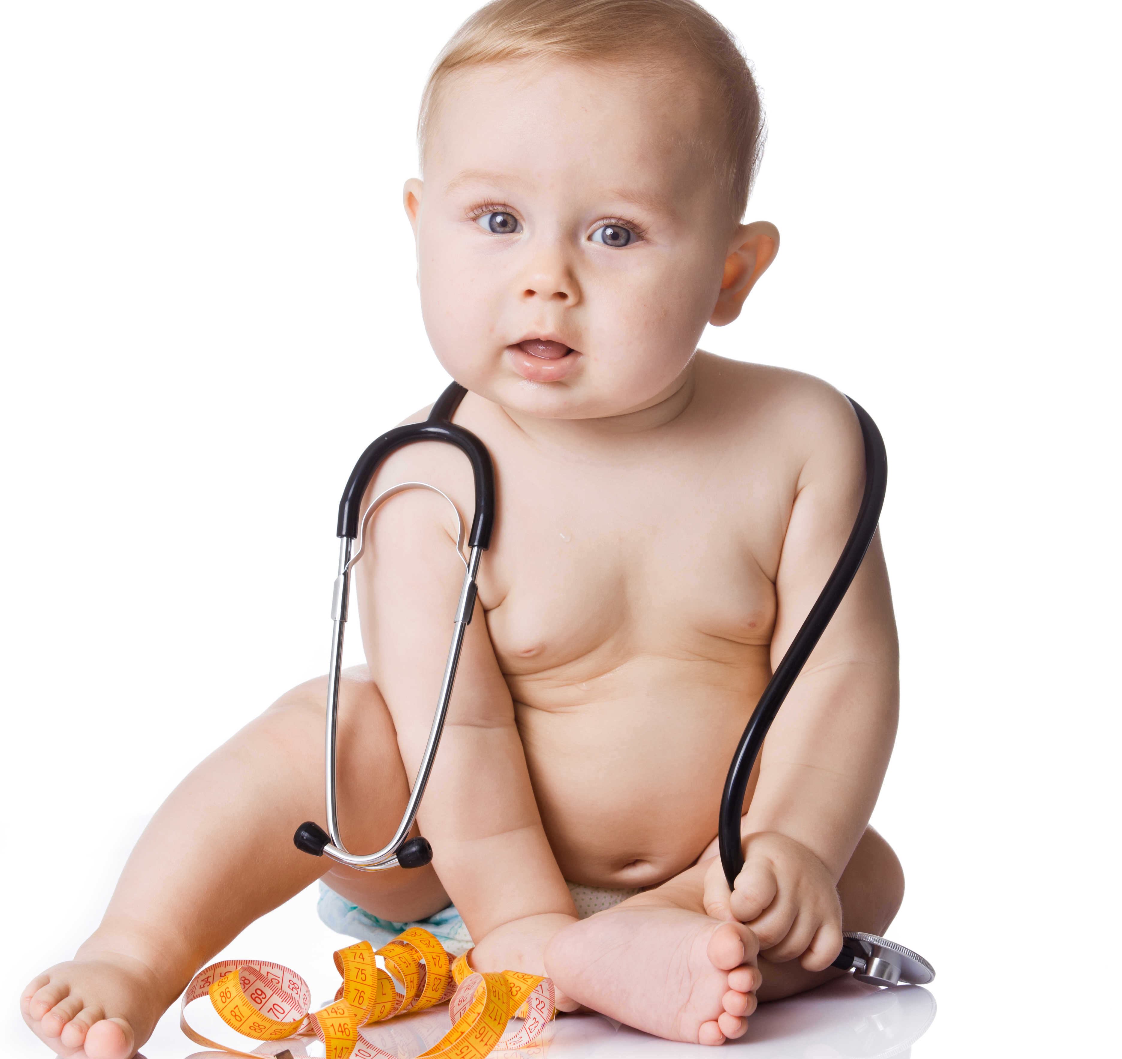 Baby med målebånd og stetoskob om halsen