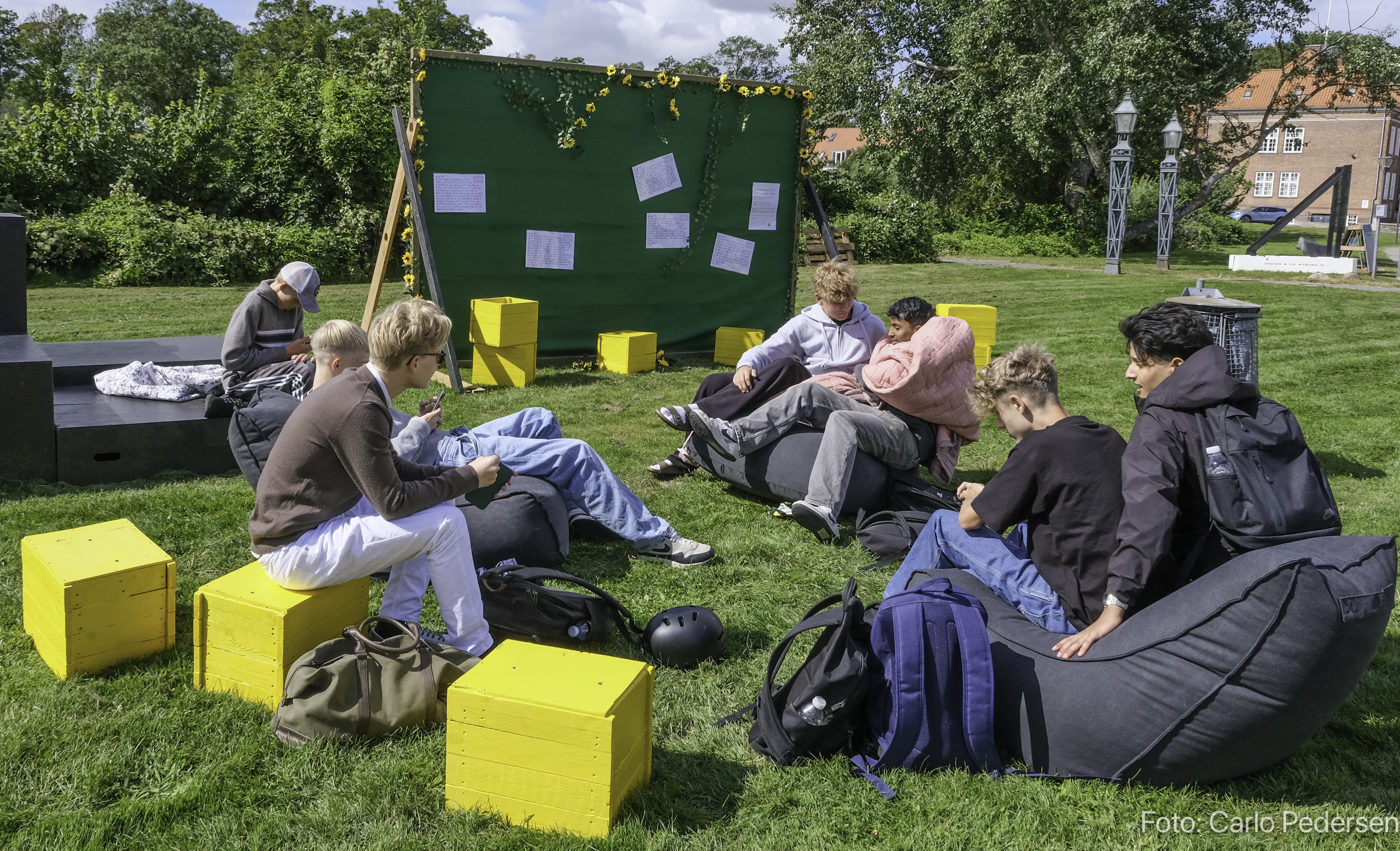 Unge mennesker foran Nyborg Bibliotek