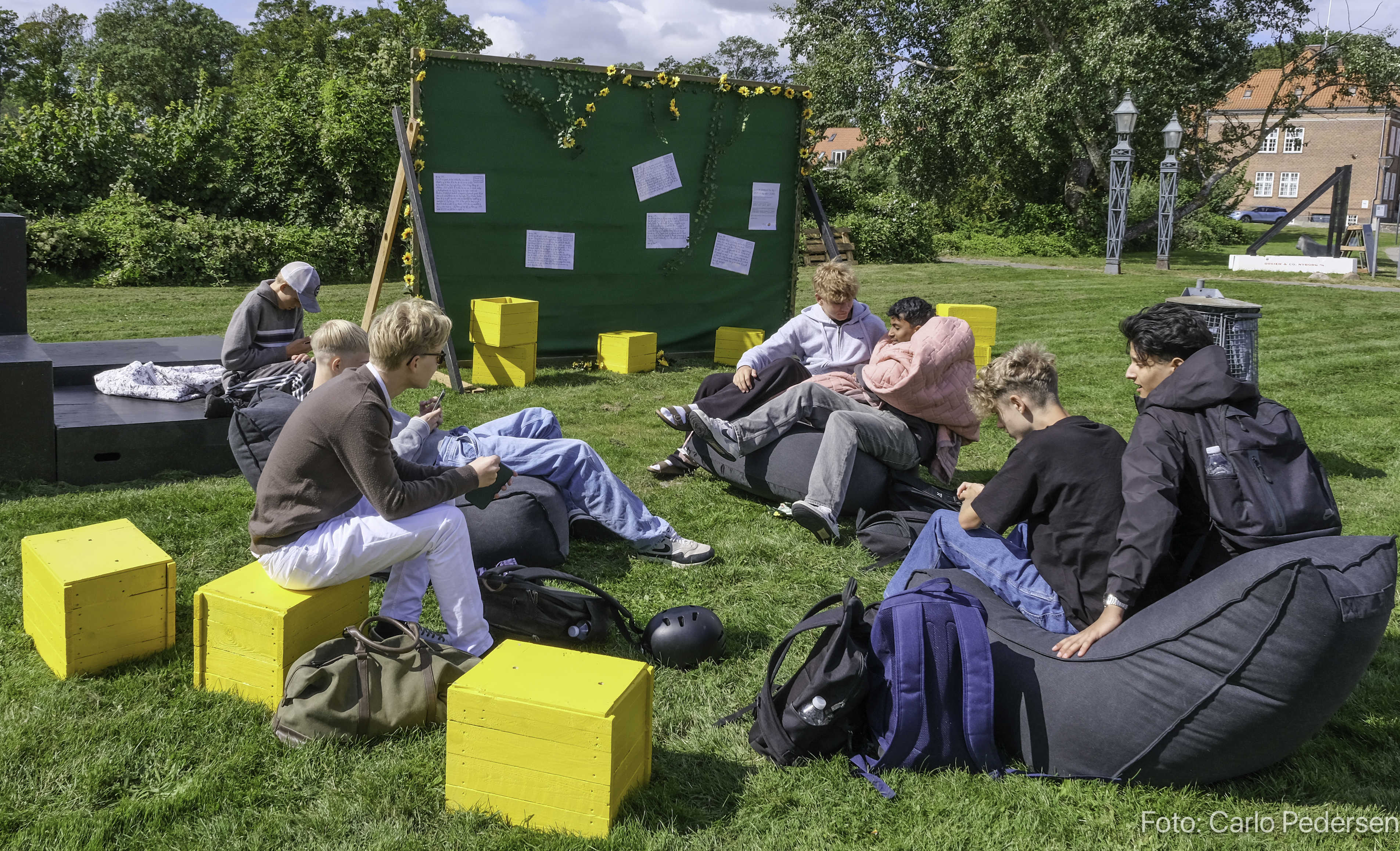 Unge mennesker foran Nyborg Bibliotek