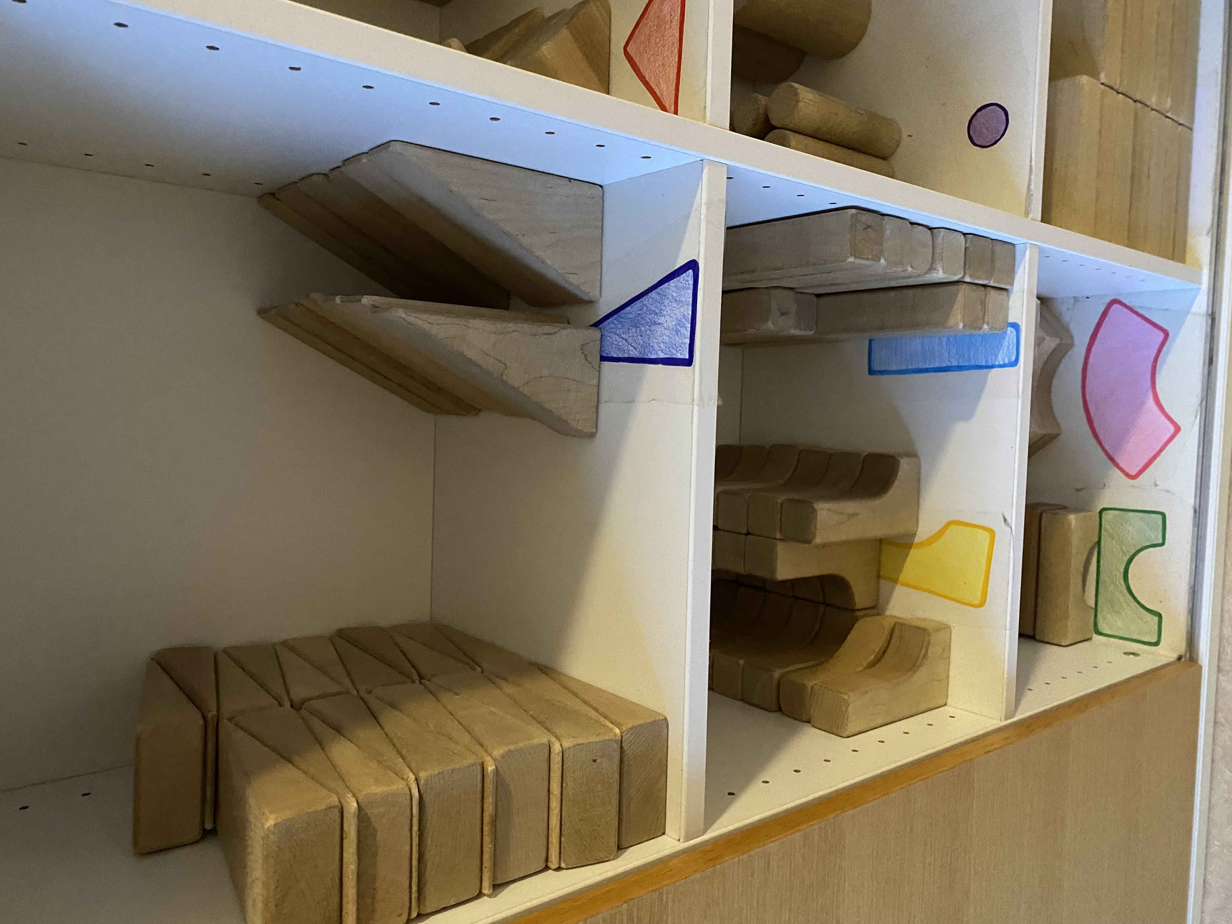 Dørkiler stablet i en reol