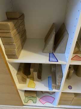 Dørkiler stablet i en reol