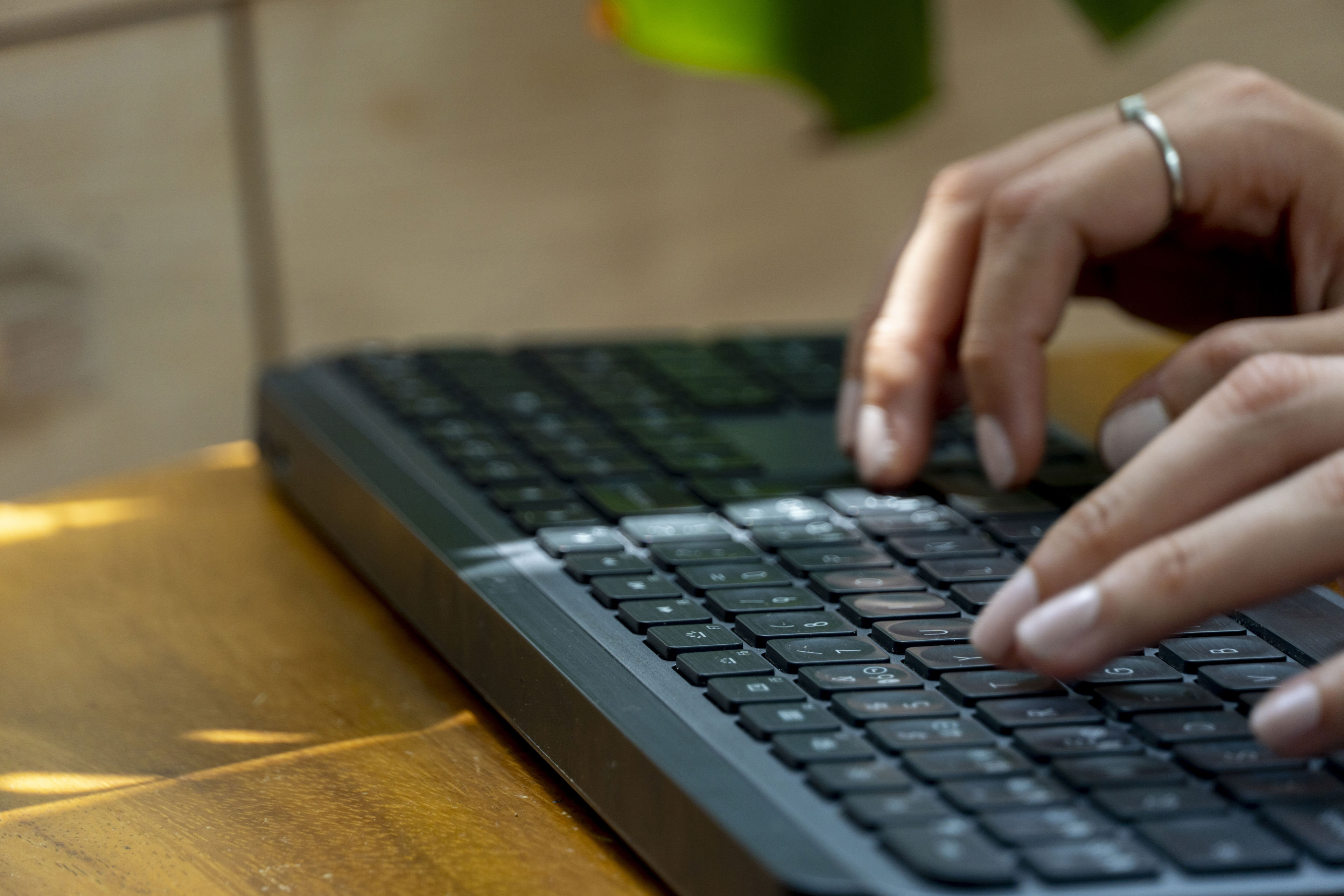 Kvinde skriver på tastatur