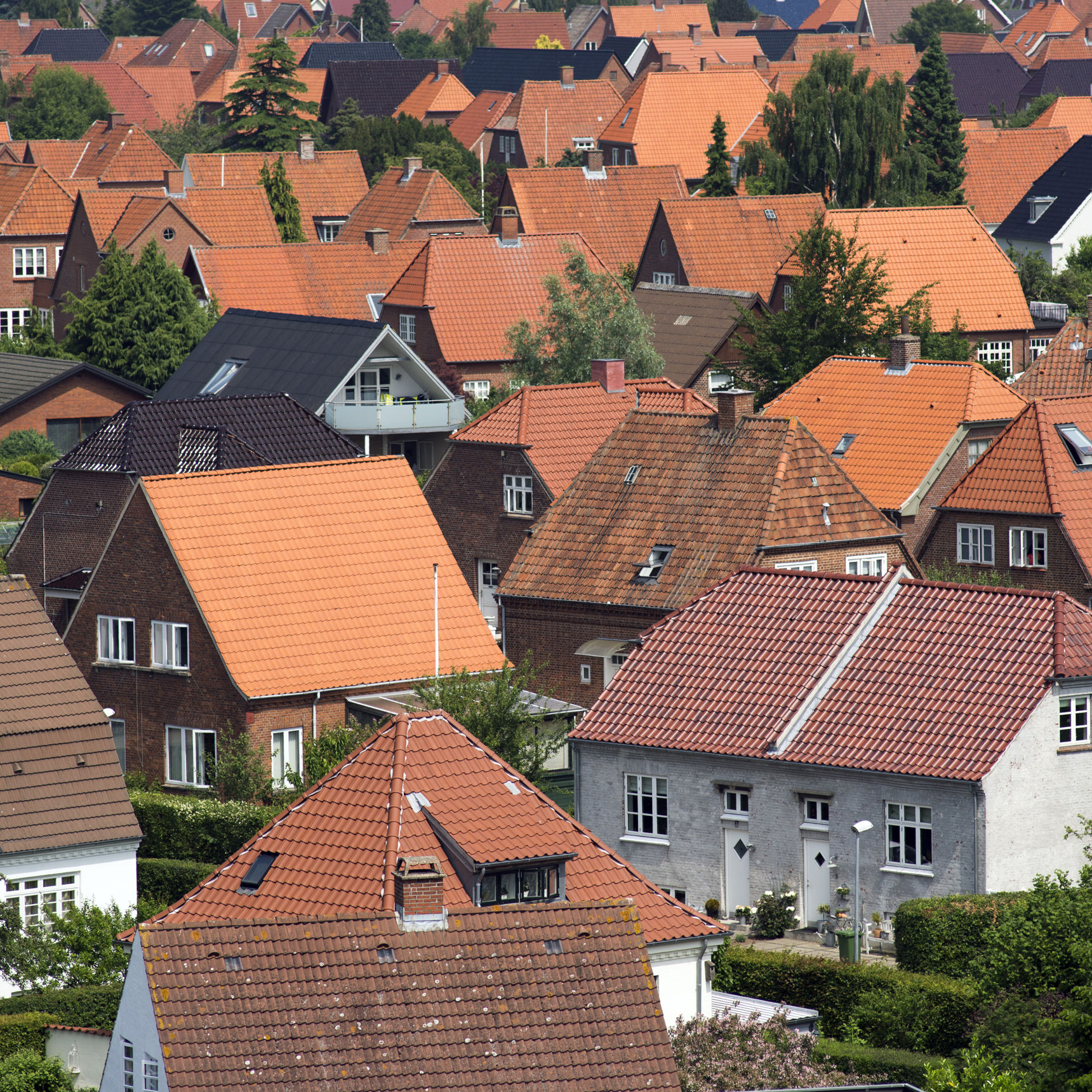Dronefoto fra et villakvarter