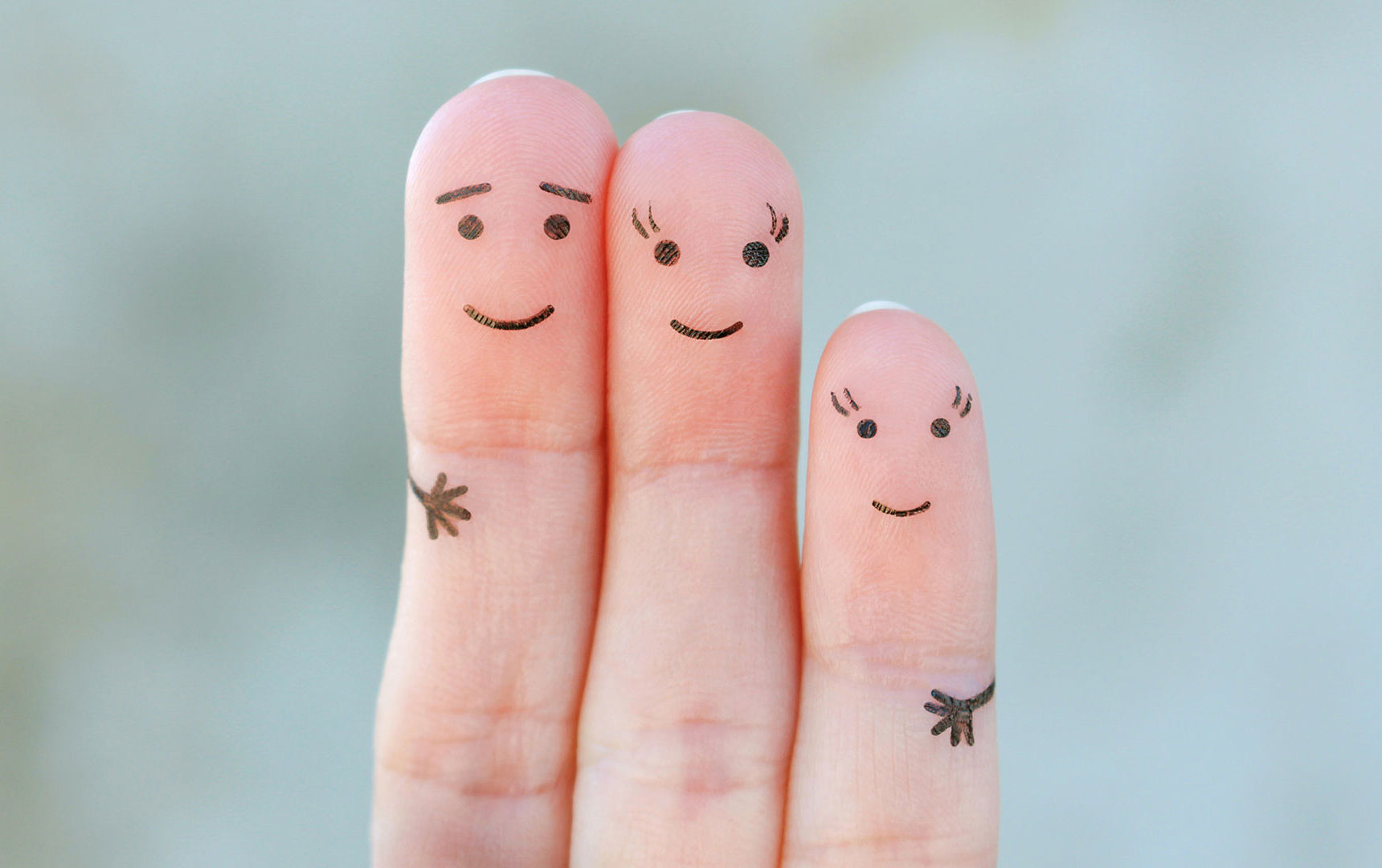 Fingrer der er tegnet ansigter på