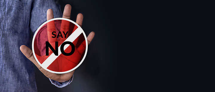 Hånd med skilt der siger 'Say no'