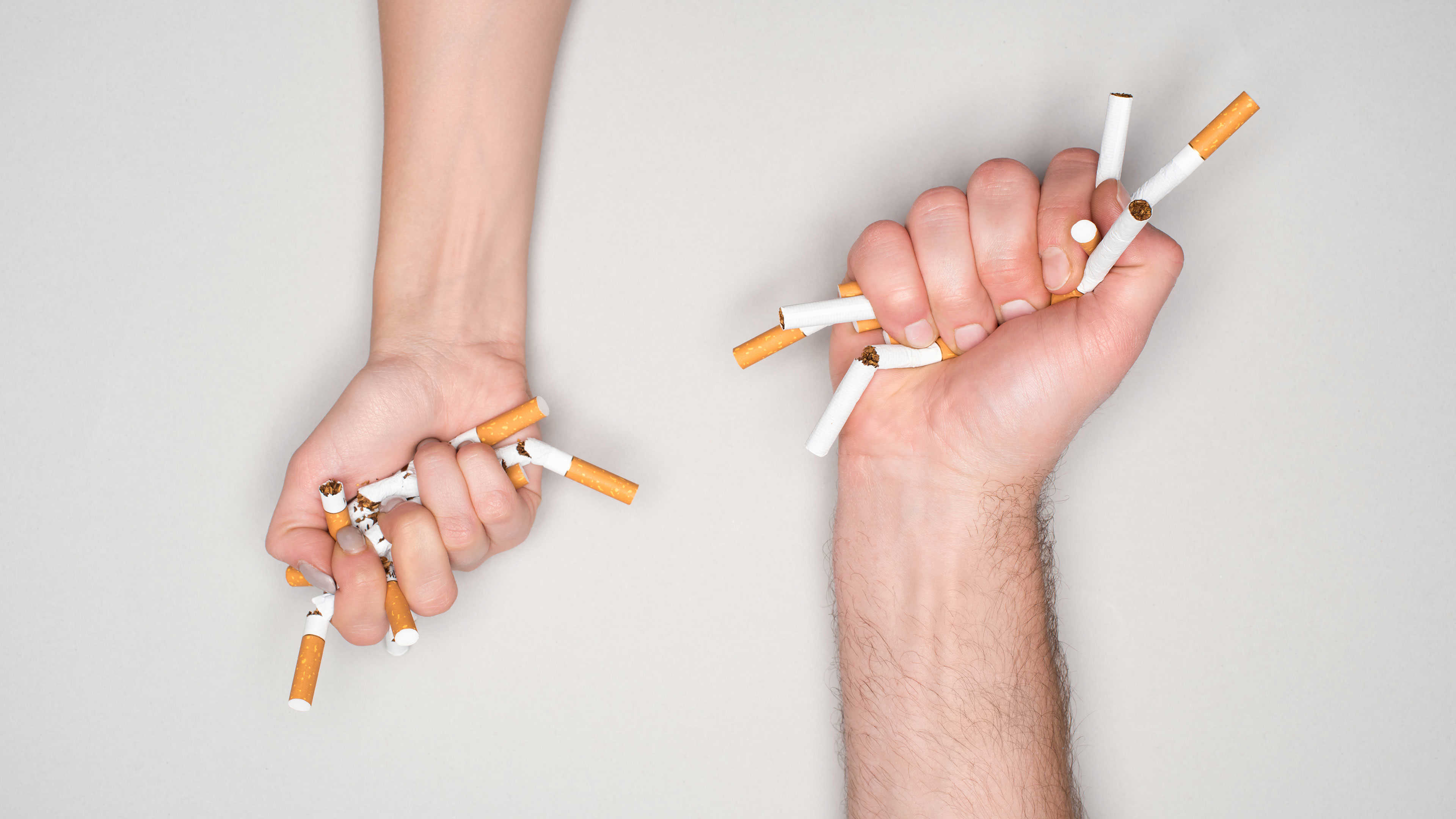 Hænder der knækker cigaretter