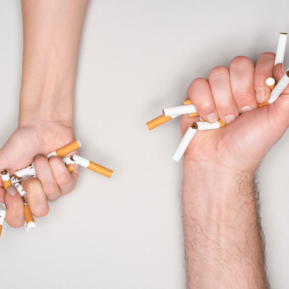 Hænder der knækker cigaretter