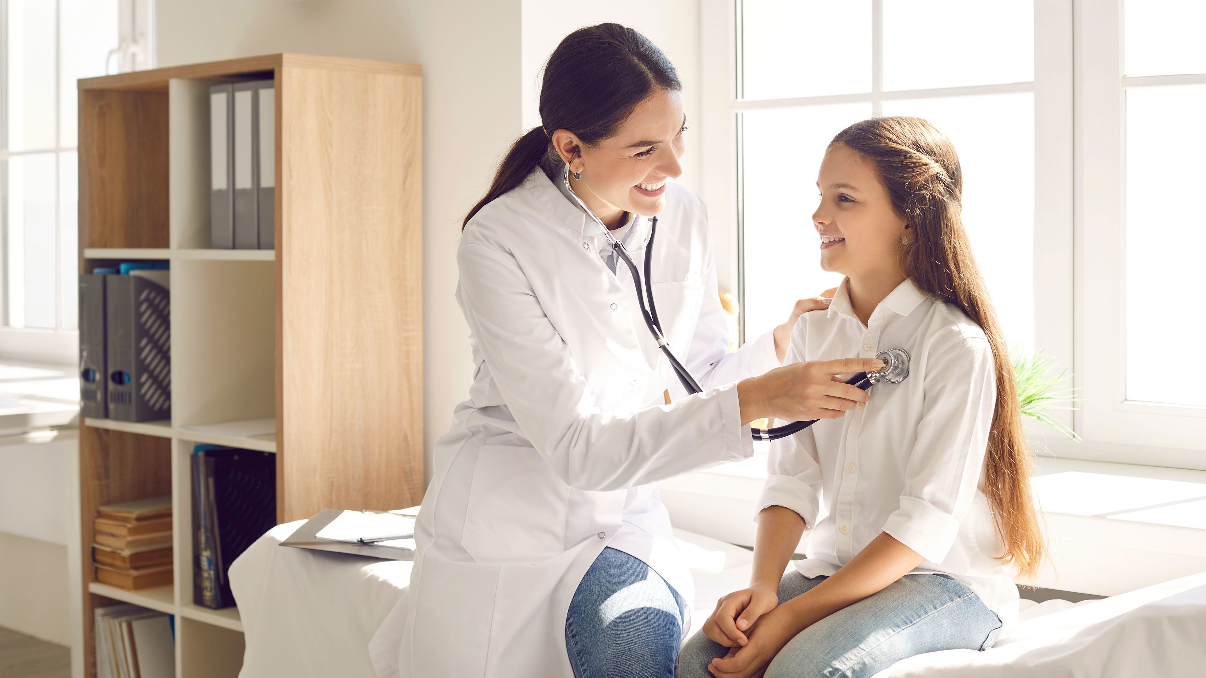 Læge der lytter på en piges hjerte