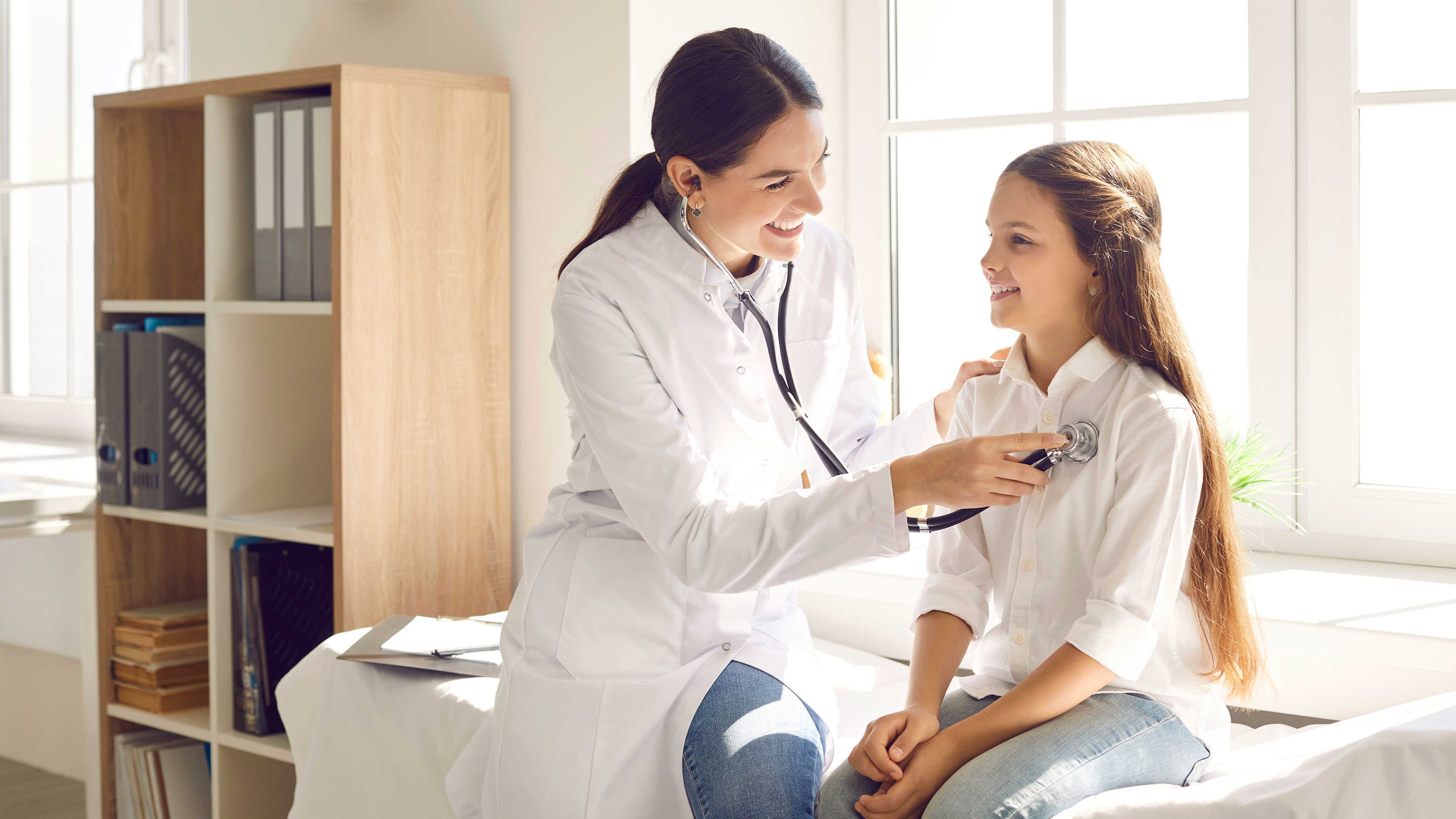 Læge der lytter på en piges hjerte