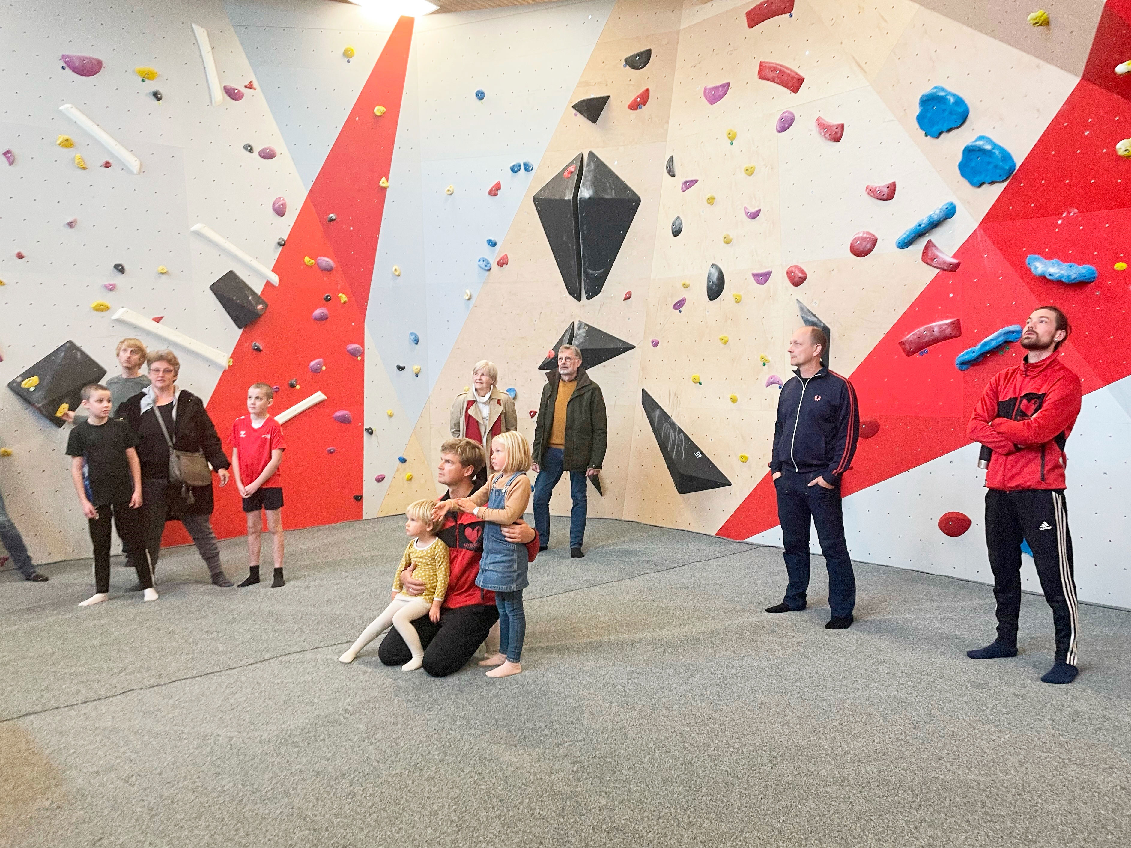 Gæster til indvielse af ny klatrehal