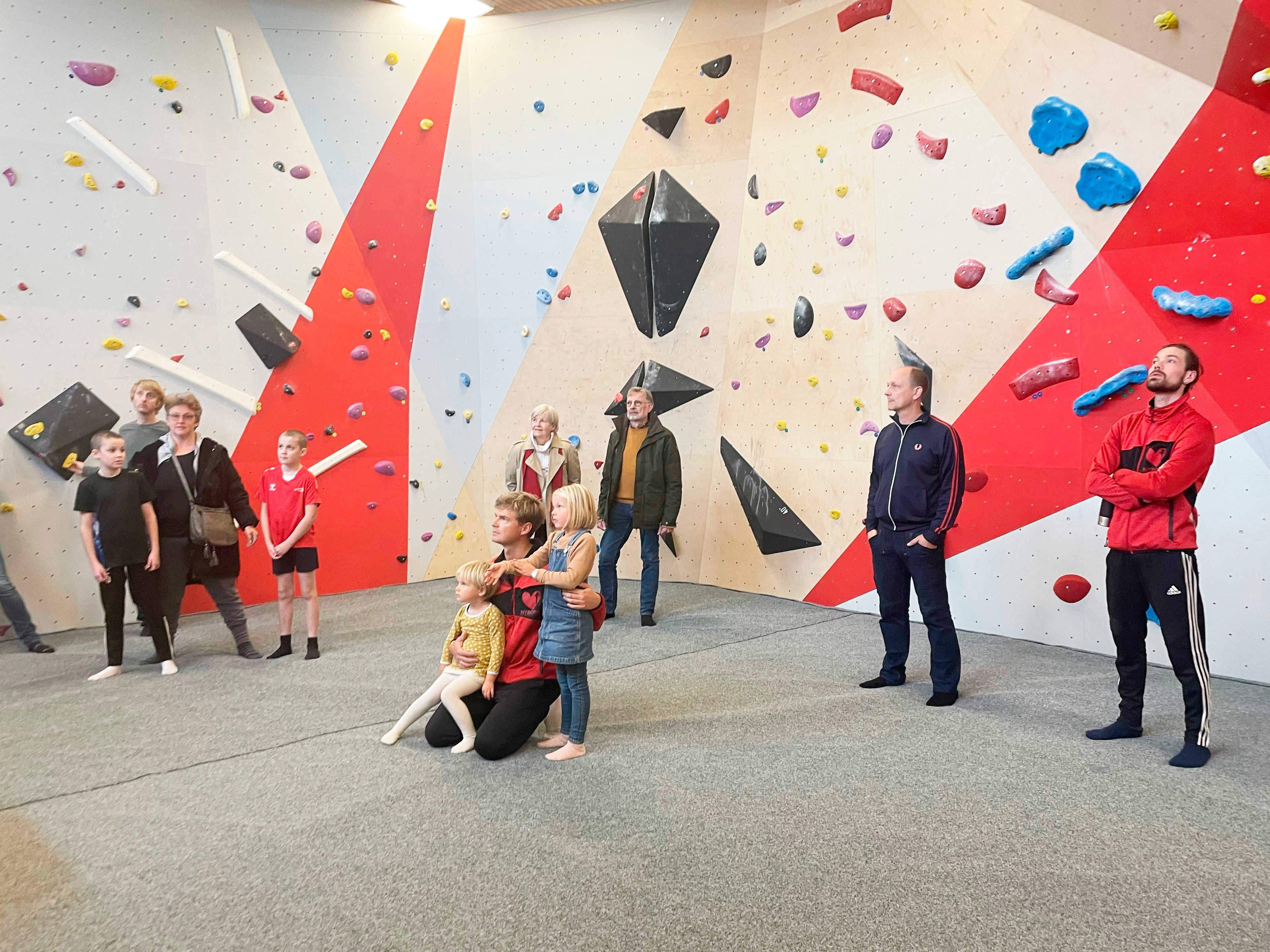 Gæster til indvielse af ny klatrehal