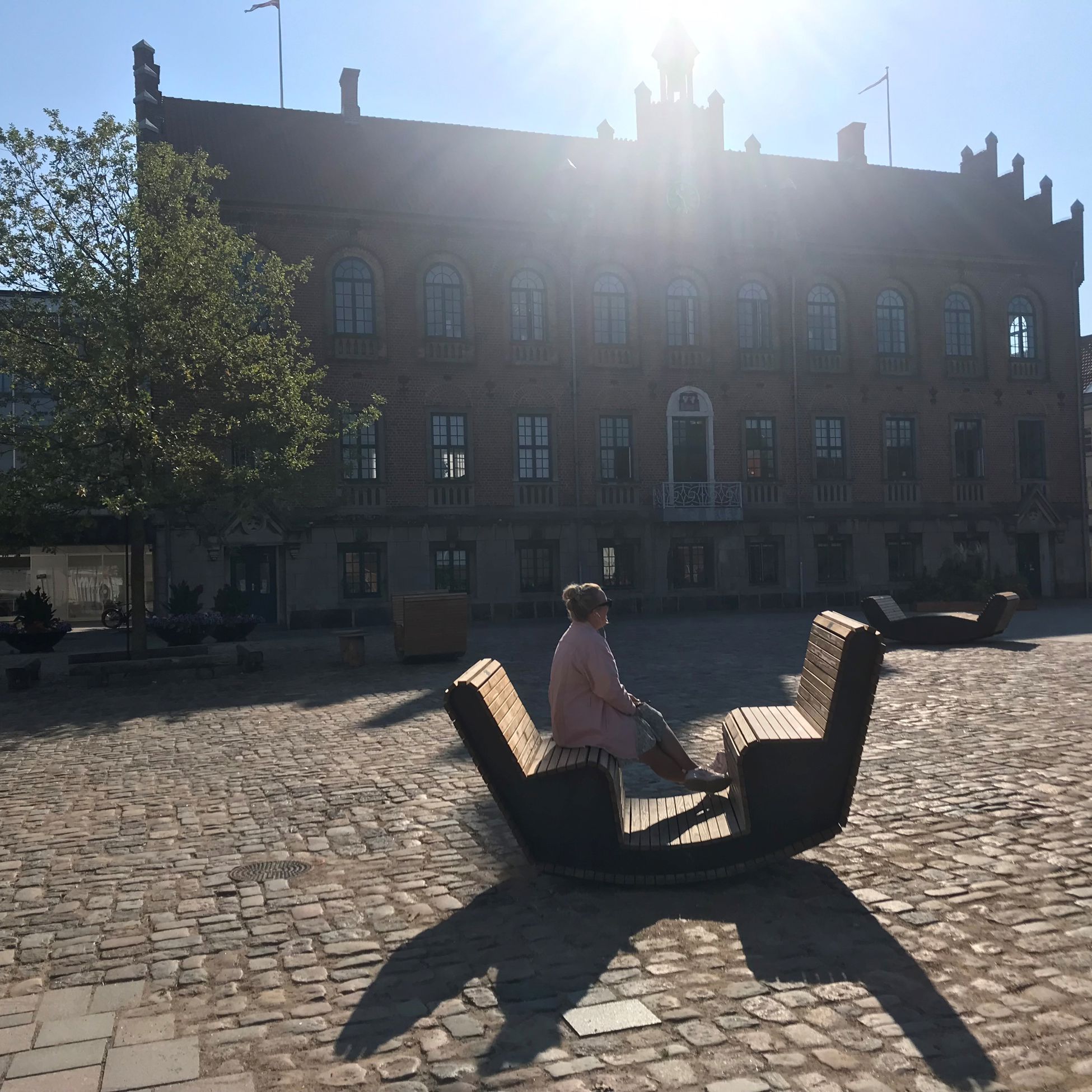 Sol over "gyngen" på Torvet