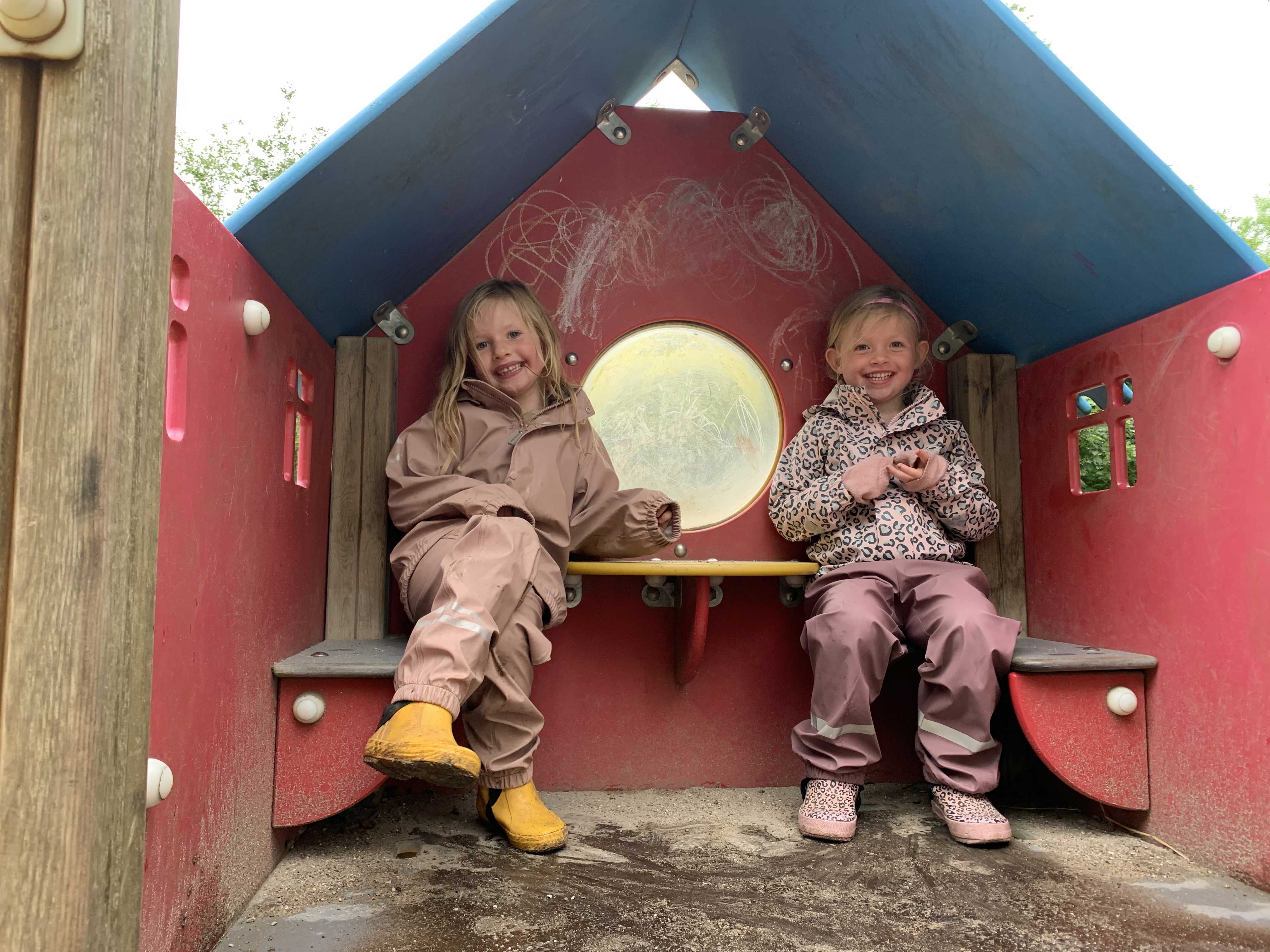 To piger i et legehus