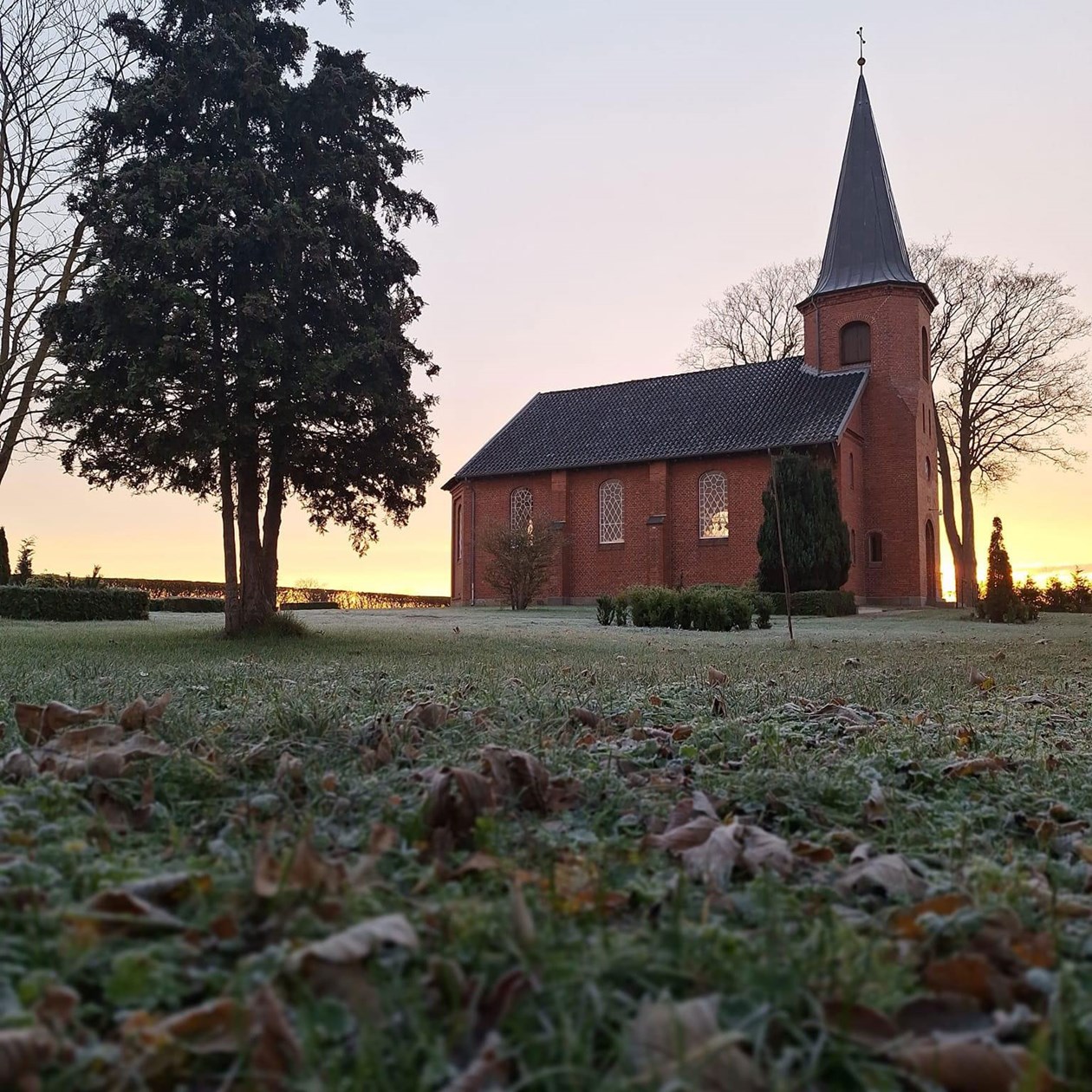Hjulby Kirke en frostklar morgen