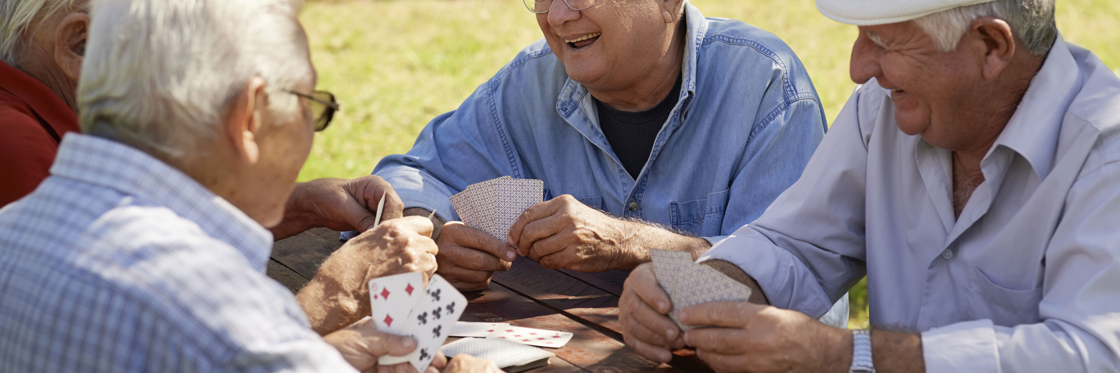 Fire mænd der spiller kort