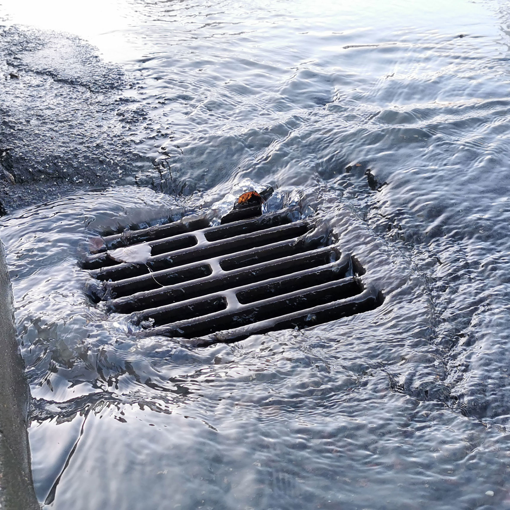 Kloak, rist ved en fortovskant