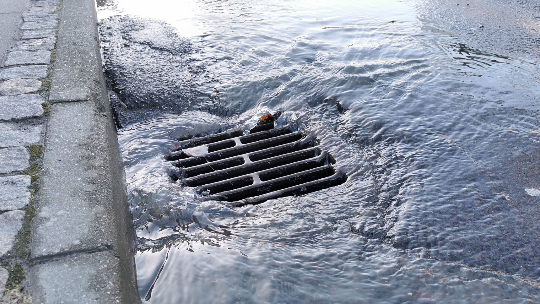 Kloak, rist ved en fortovskant