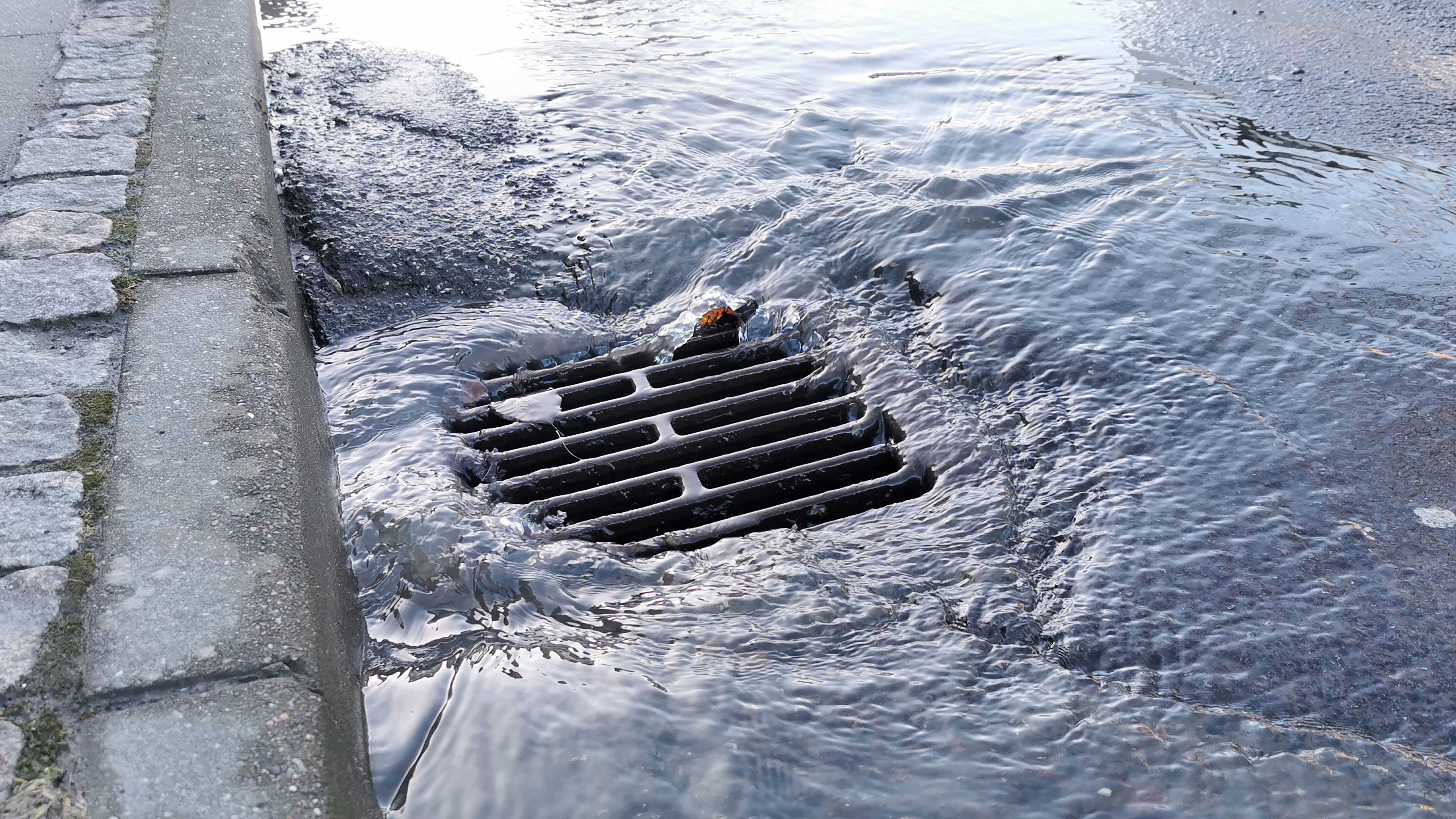 Kloak, rist ved en fortovskant