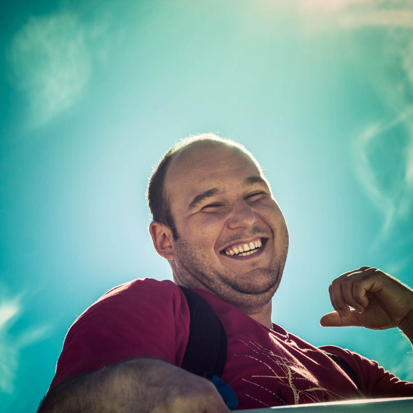 Smilende mand med blå himmel i baggrunden